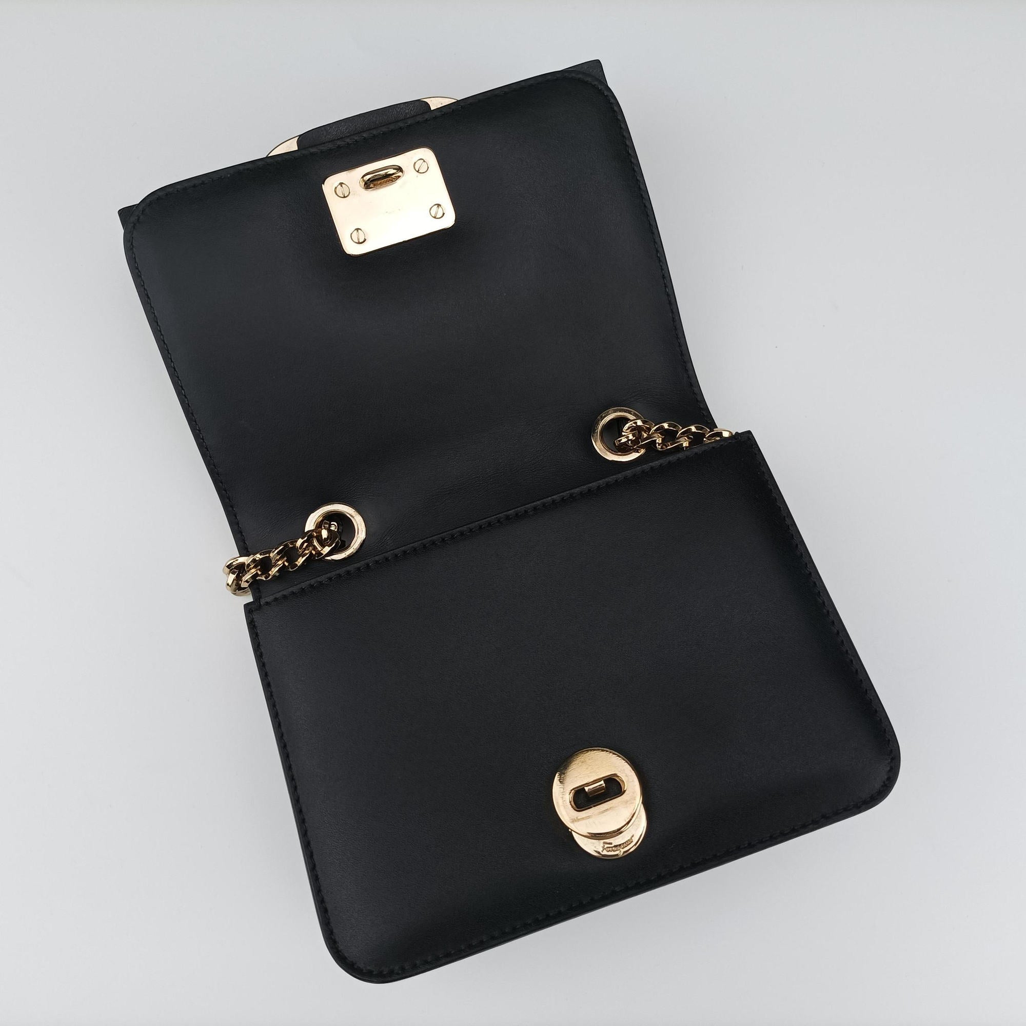 Pre-owned Ferragamo Vara Black Leather  shoulderbag | stylenewstar