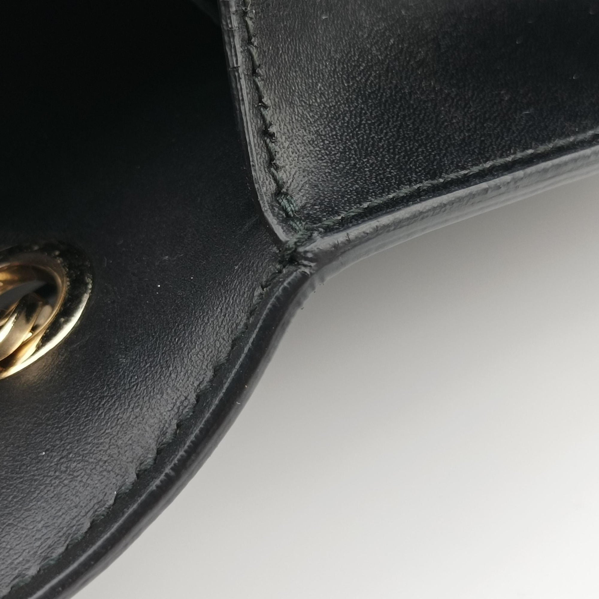 Pre-owned Ferragamo Vara Black Leather  shoulderbag | stylenewstar
