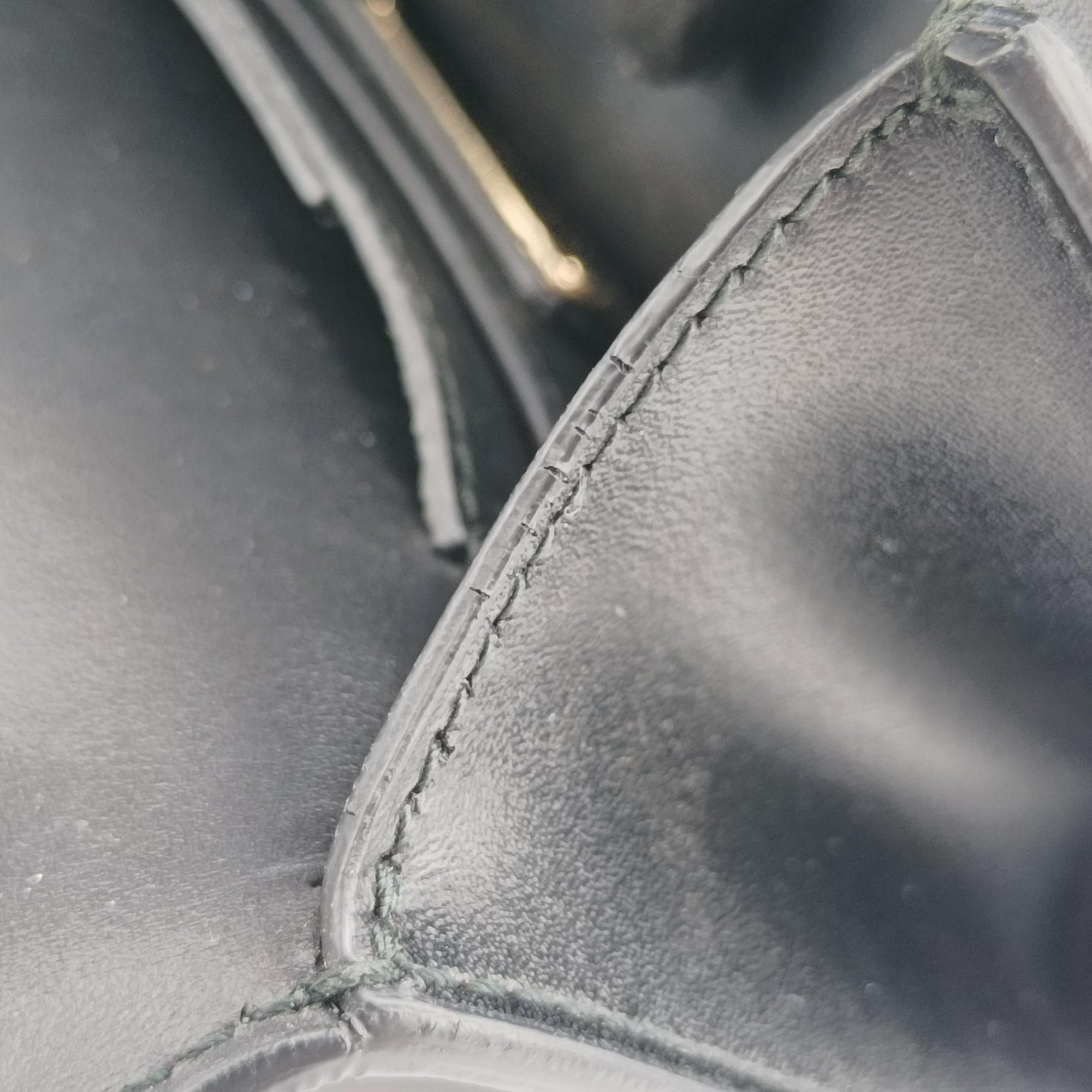 Pre-owned Ferragamo Vara Black Leather  shoulderbag | stylenewstar