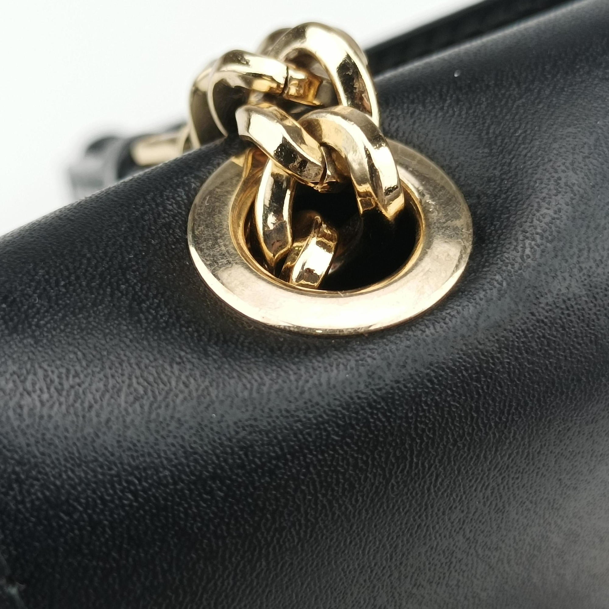 Pre-owned Ferragamo Vara Black Leather  shoulderbag | stylenewstar