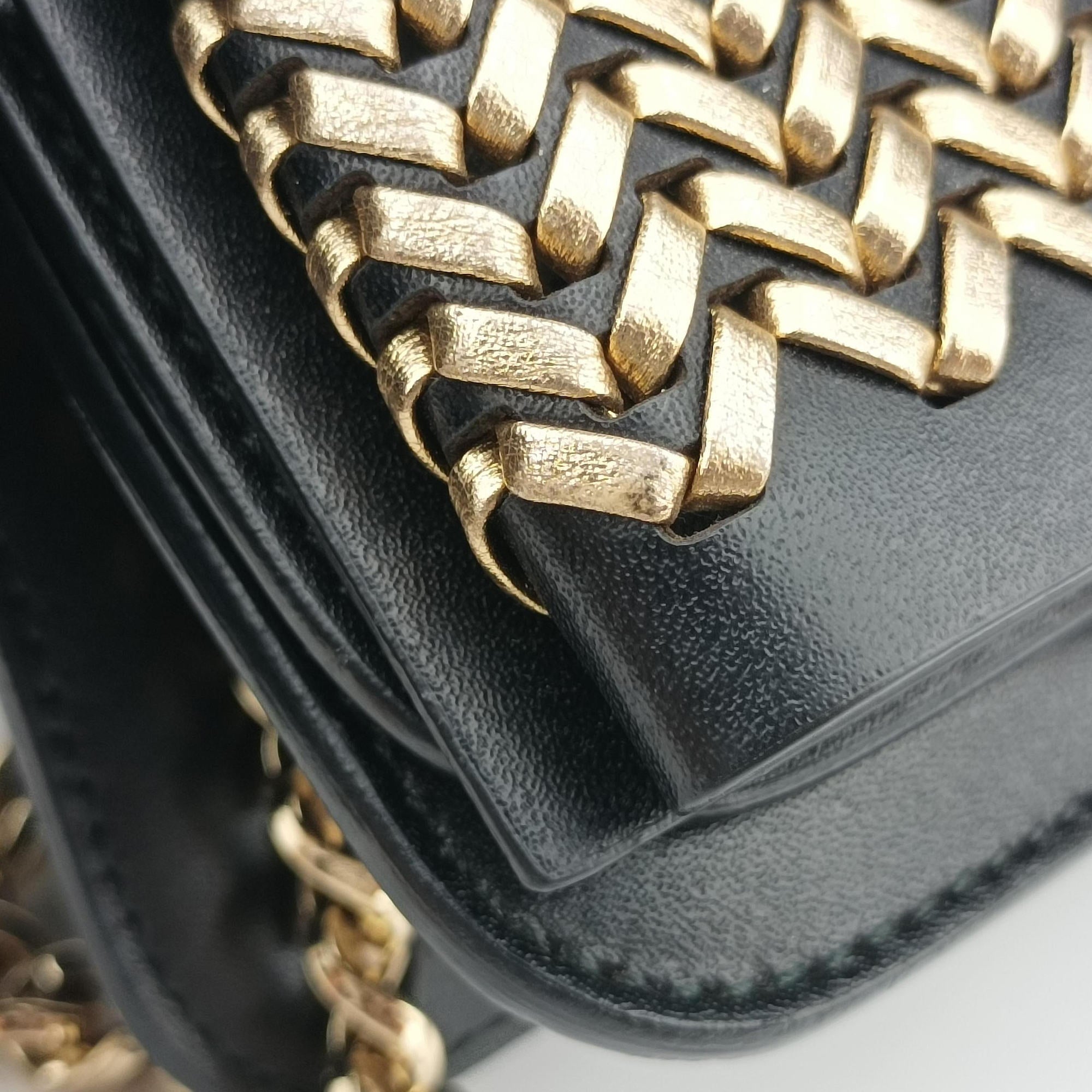 Pre-owned Ferragamo Vara Black Leather  shoulderbag | stylenewstar