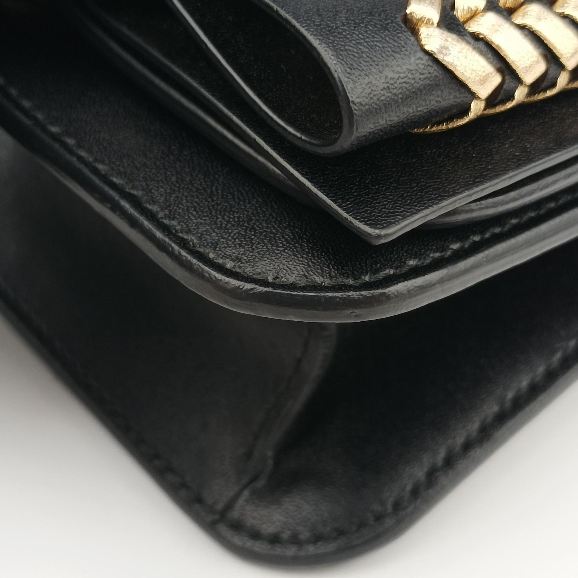 Pre-owned Ferragamo Vara Black Leather  shoulderbag | stylenewstar