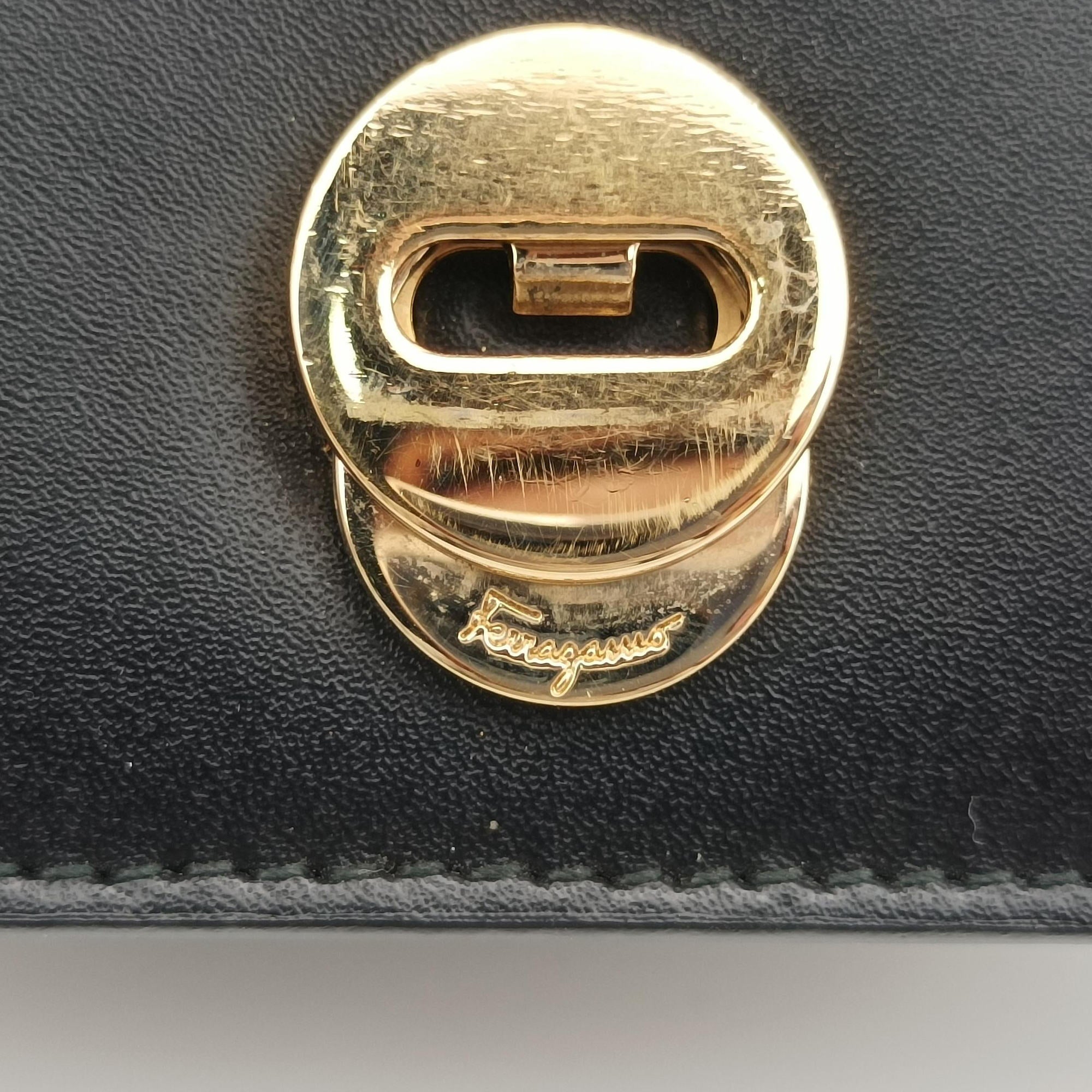 Pre-owned Ferragamo Vara Black Leather  shoulderbag | stylenewstar