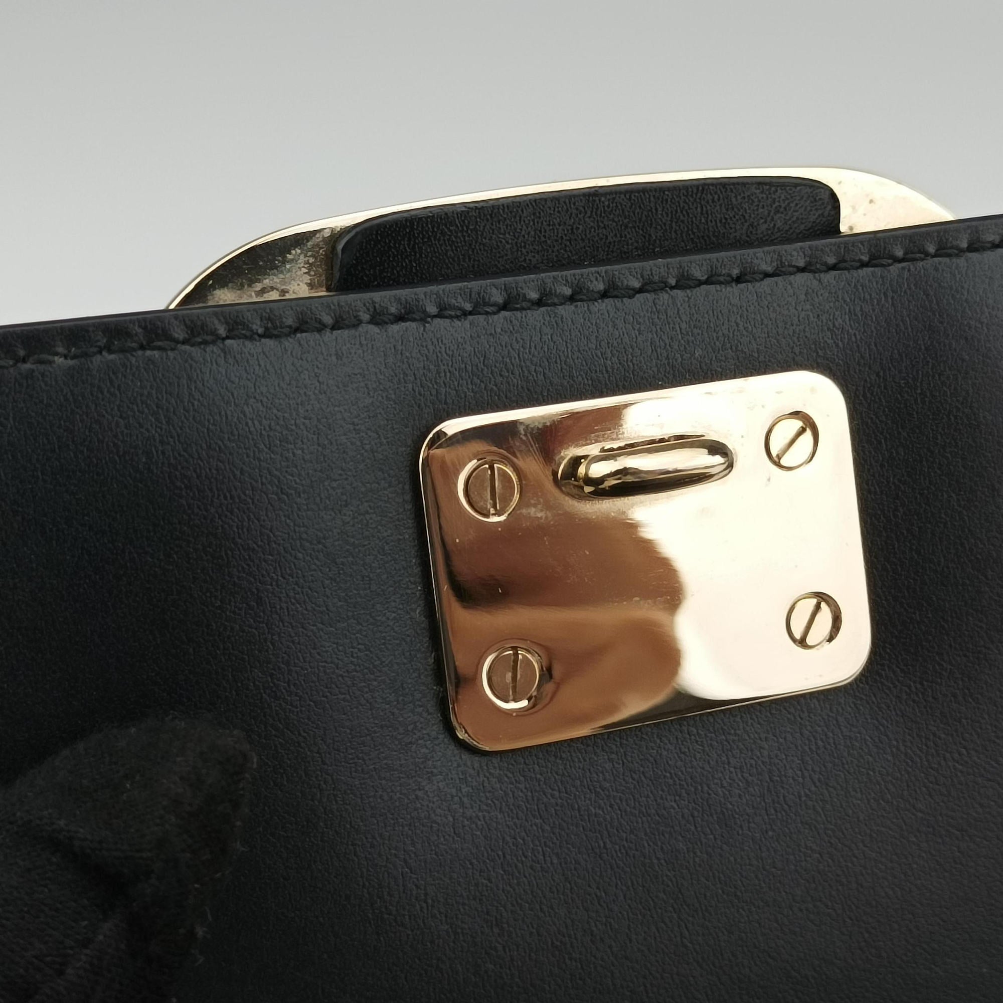 Pre-owned Ferragamo Vara Black Leather  shoulderbag | stylenewstar