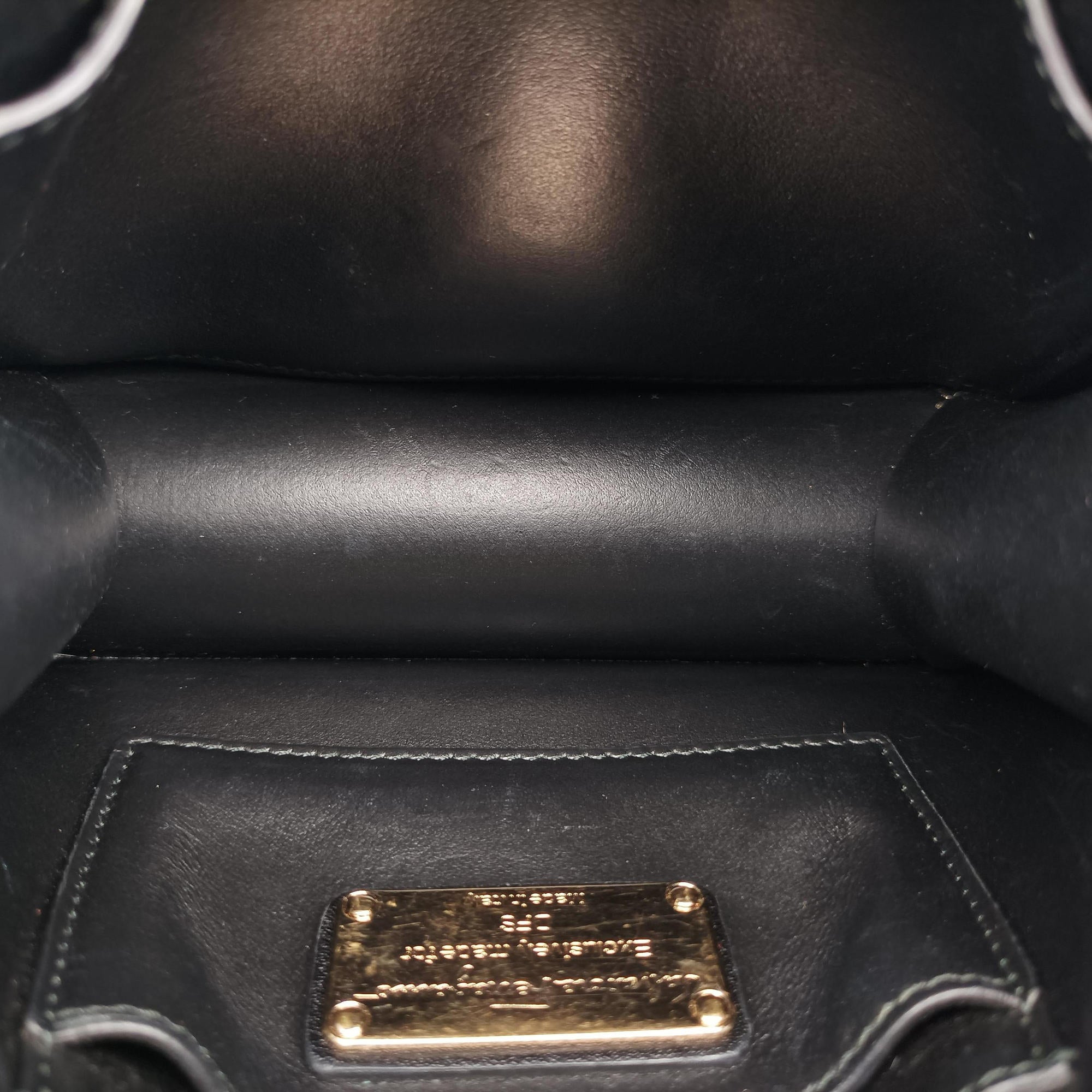 Pre-owned Ferragamo Vara Black Leather  shoulderbag | stylenewstar