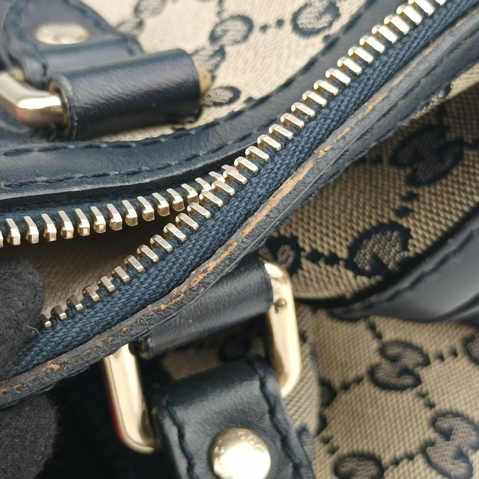 Pre-owned Gucci Sherry Line Navy×red×beige canvas×leather 247205 shoulderbag | stylenewstar