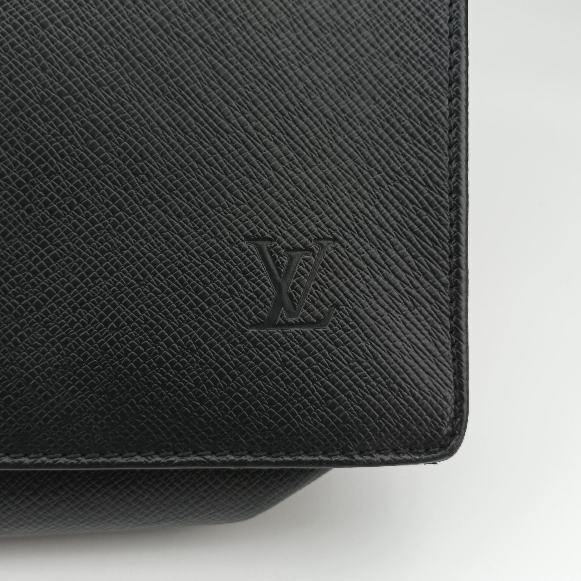 Pre-owned Louis Vuitton TADAO ardoise taiga M30052 shoulderbag | stylenewstar