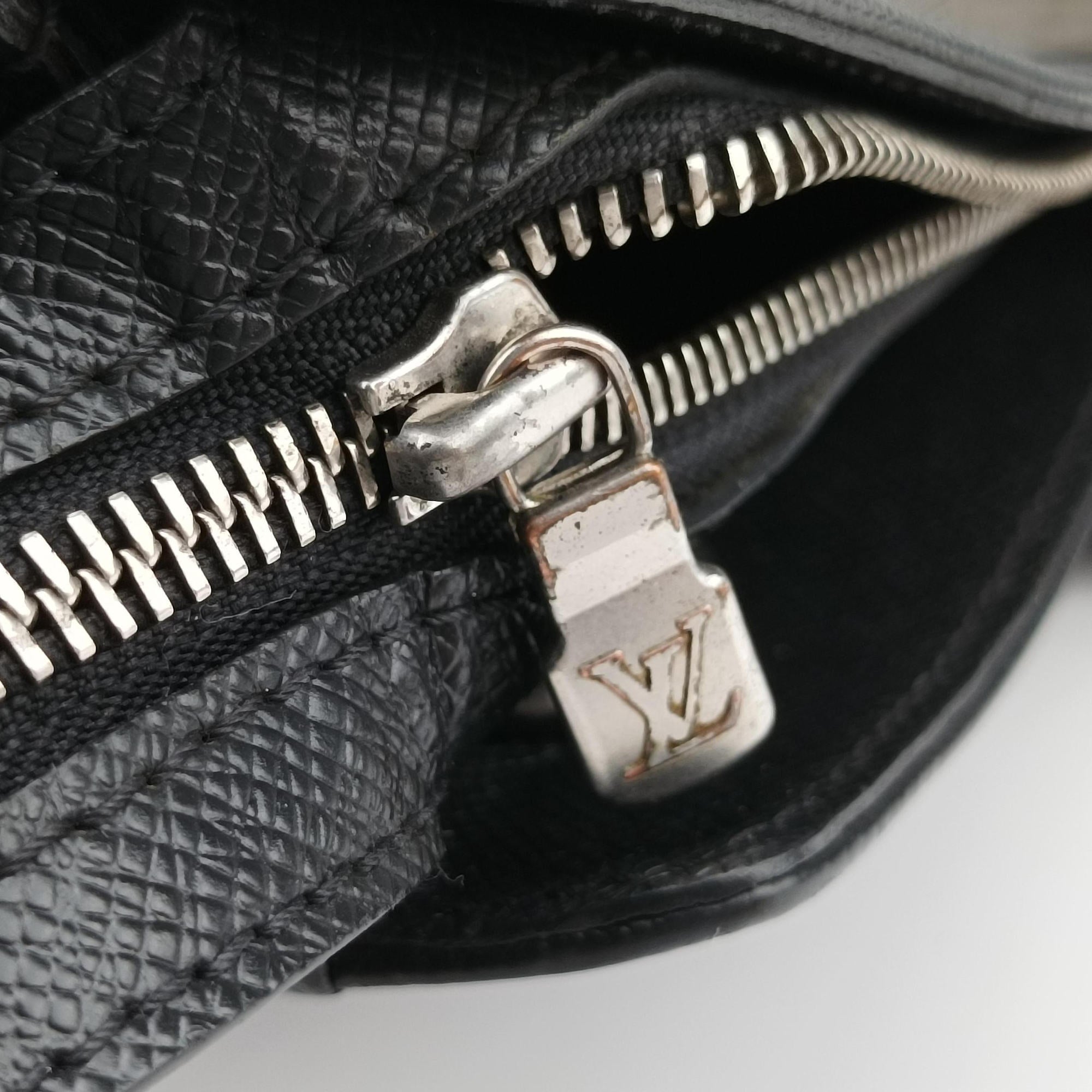 Pre-owned Louis Vuitton TADAO ardoise taiga M30052 shoulderbag | stylenewstar