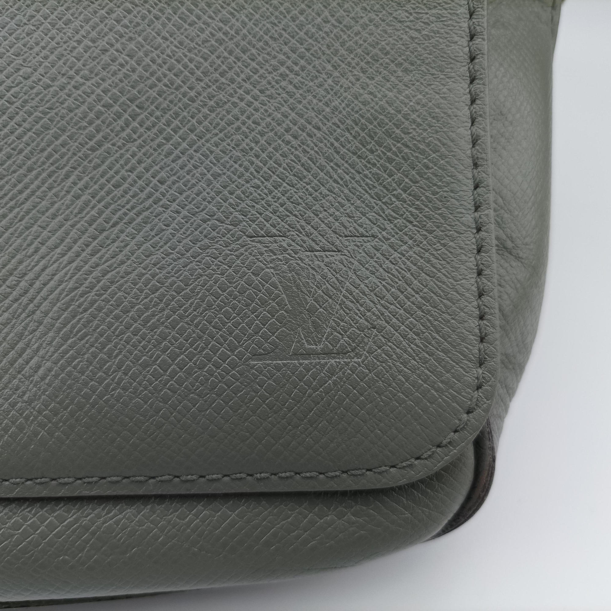 Secondhand Louis Vuitton Roman MM Gracie Taiga M32623 shoulderbag | stylenewstar