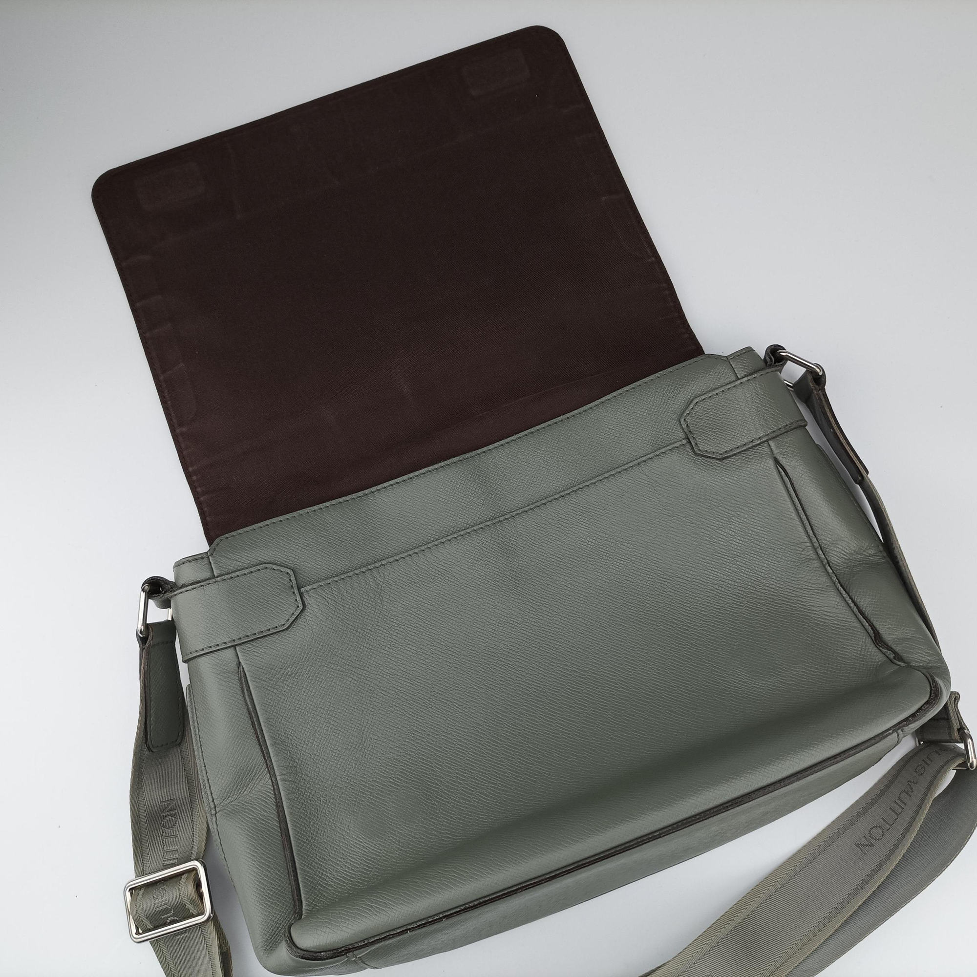 Secondhand Louis Vuitton Roman MM Gracie Taiga M32623 shoulderbag | stylenewstar