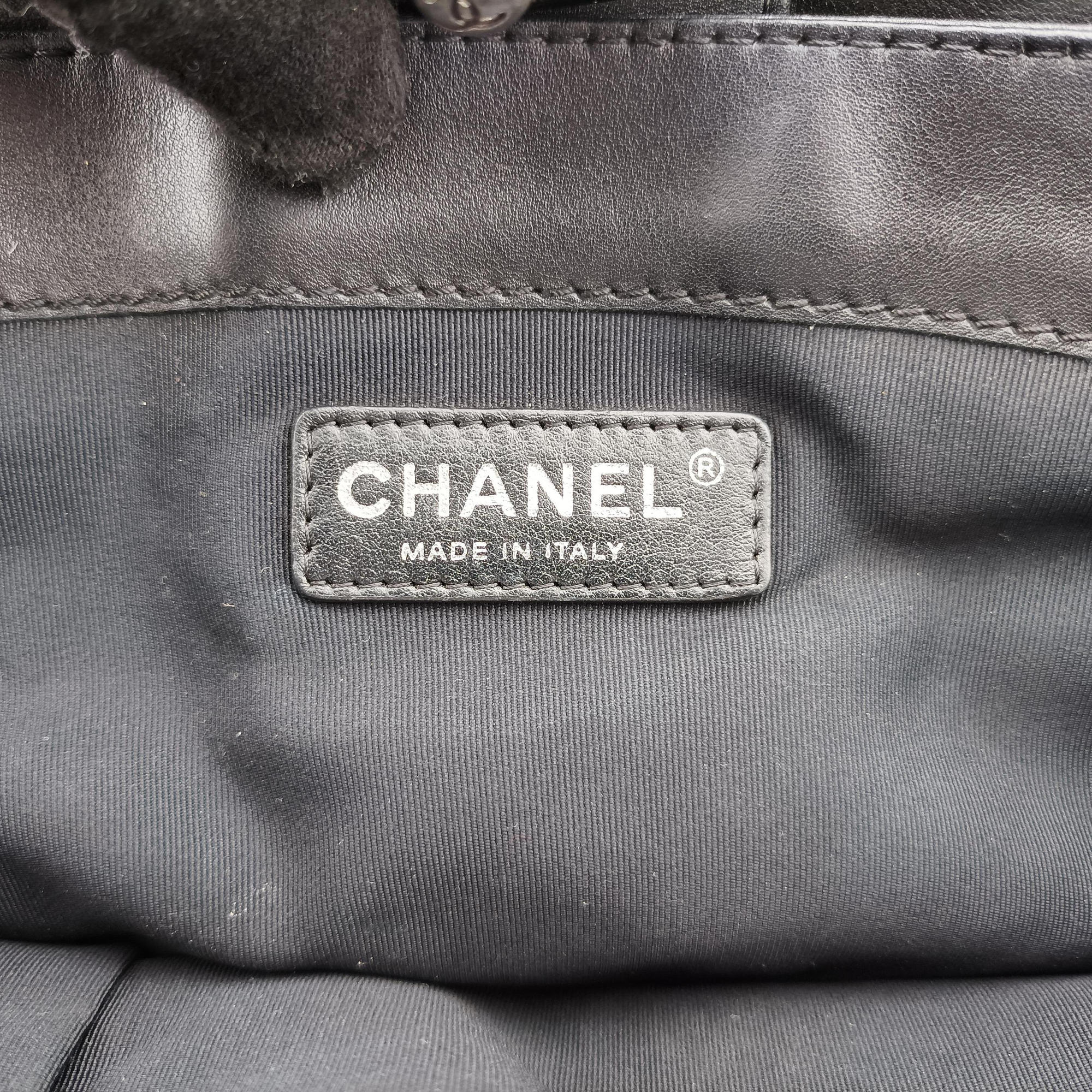 Pre-owned Chanel Boy Chanel Black Enamel A67949 shoulderbag | stylenewstar