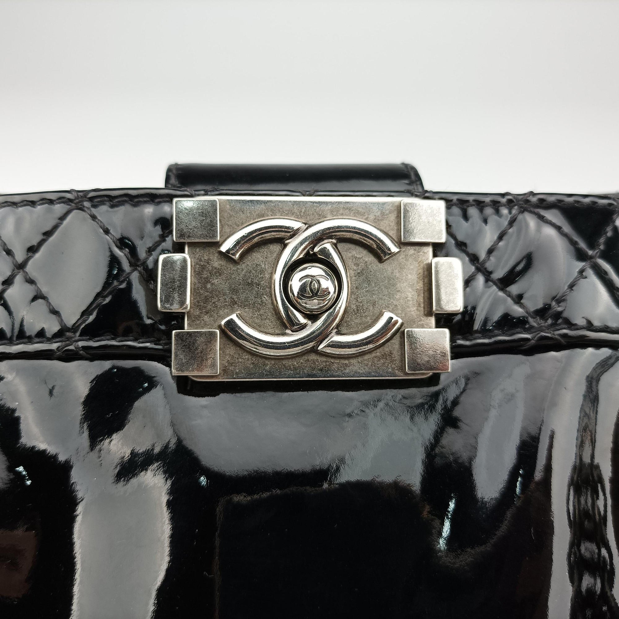 Pre-owned Chanel Boy Chanel Black Enamel A67949 shoulderbag | stylenewstar