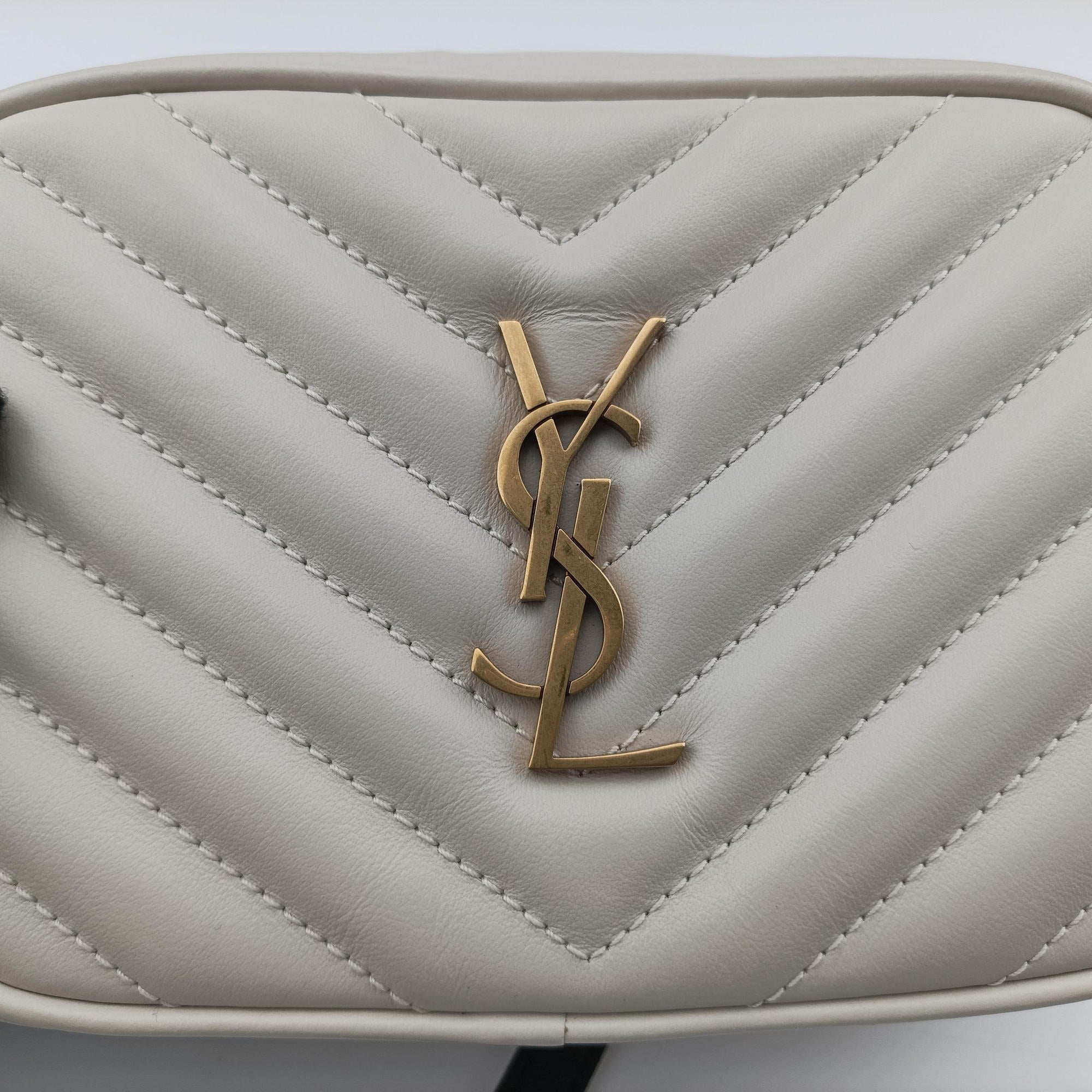 Pre-owned Yves Saint Laurent Lou camera White Leather 534817 shoulderbag | stylenewstar