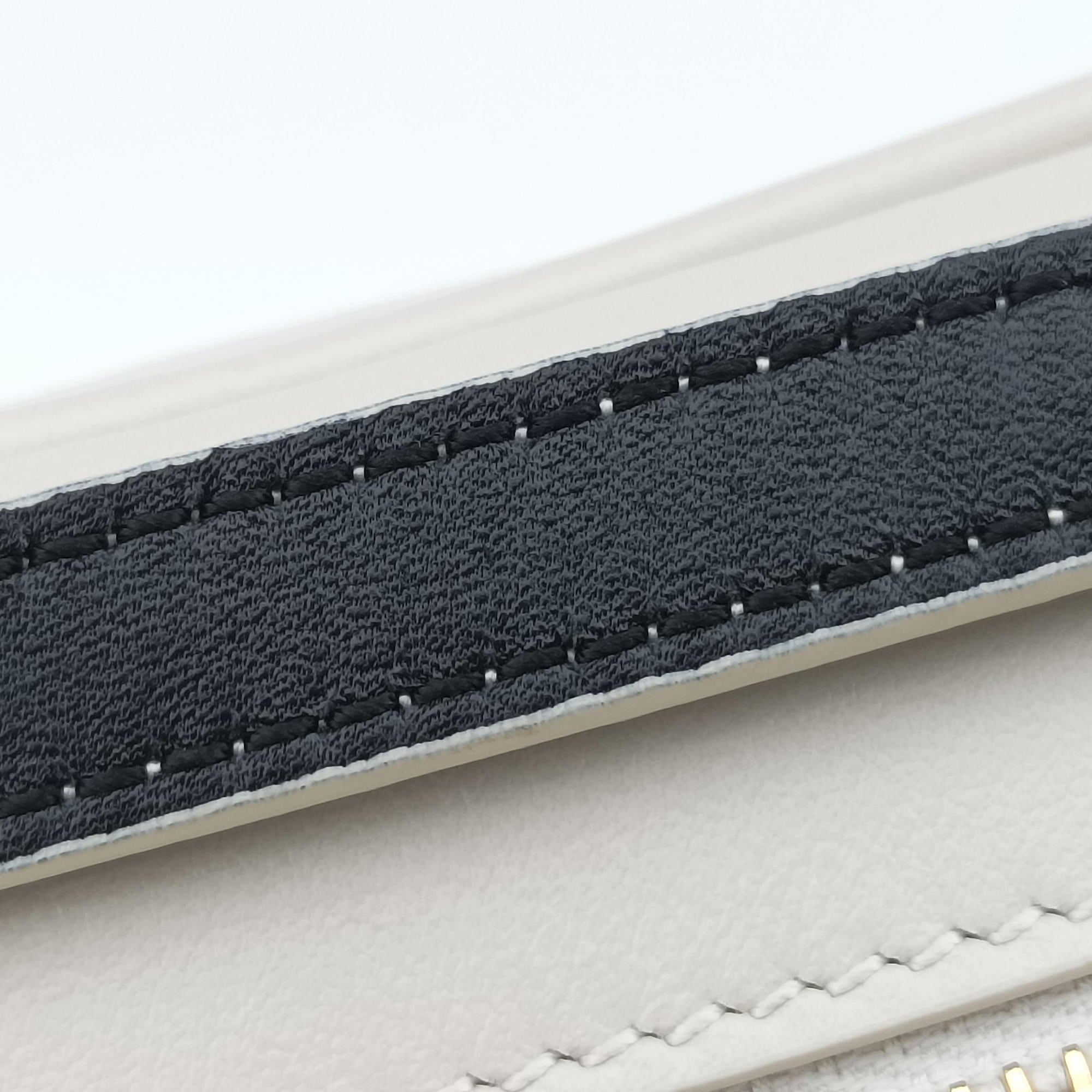 Pre-owned Yves Saint Laurent Lou camera White Leather 534817 shoulderbag | stylenewstar