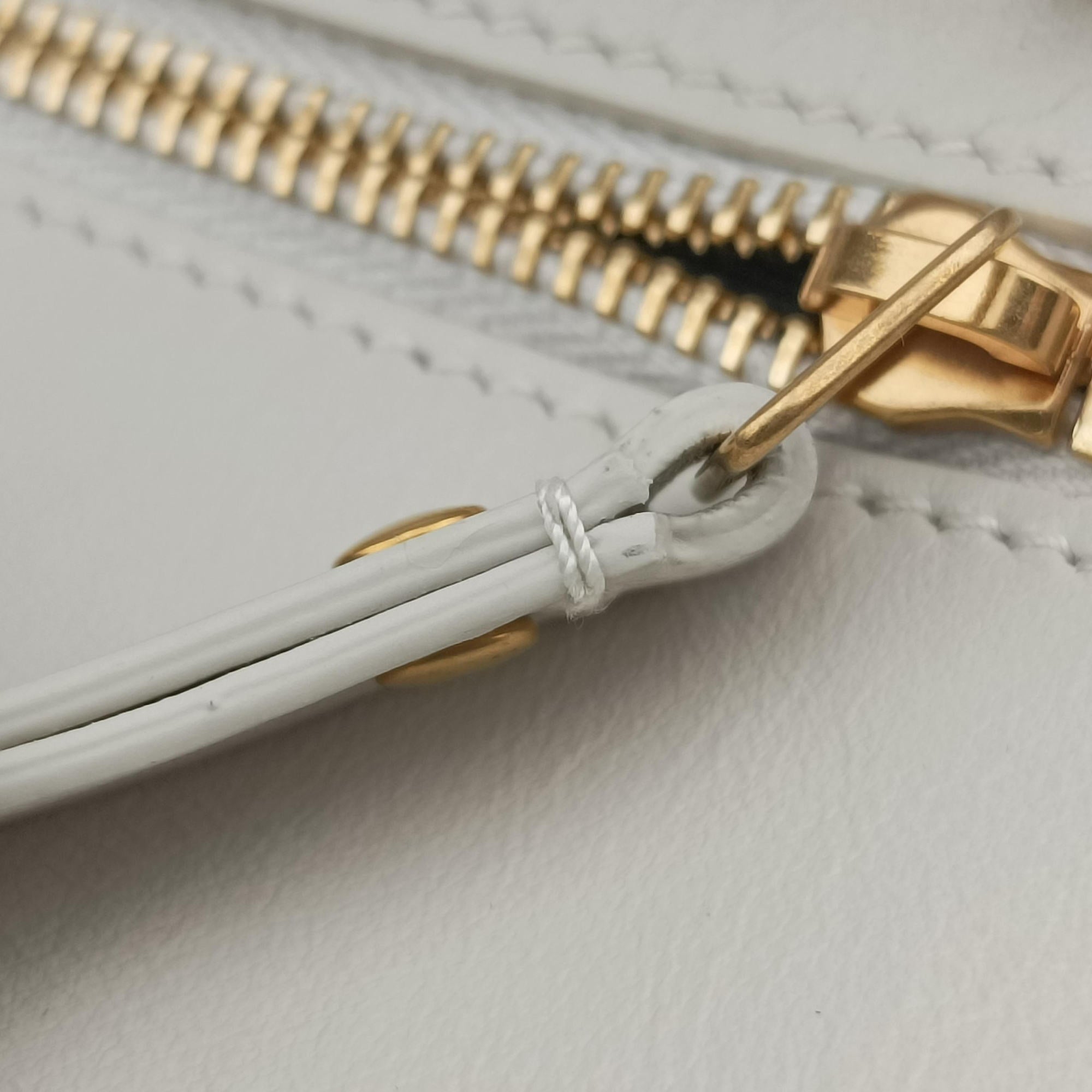Pre-owned Yves Saint Laurent Lou camera White Leather 534817 shoulderbag | stylenewstar
