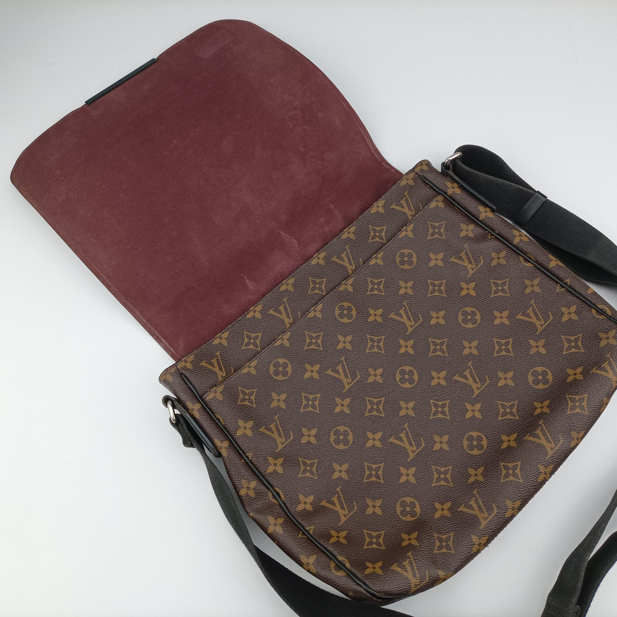 Vintage Louis Vuitton District MM Monogram Macassar Monogram canvas M40934 shoulderbag | stylenewstar