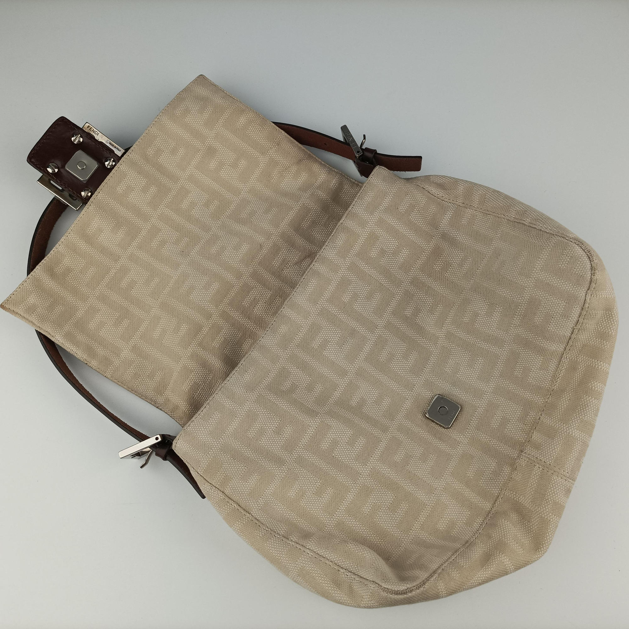 Pre-owned Fendi Mamma Bucket White canvas×leather  shoulderbag | stylenewstar