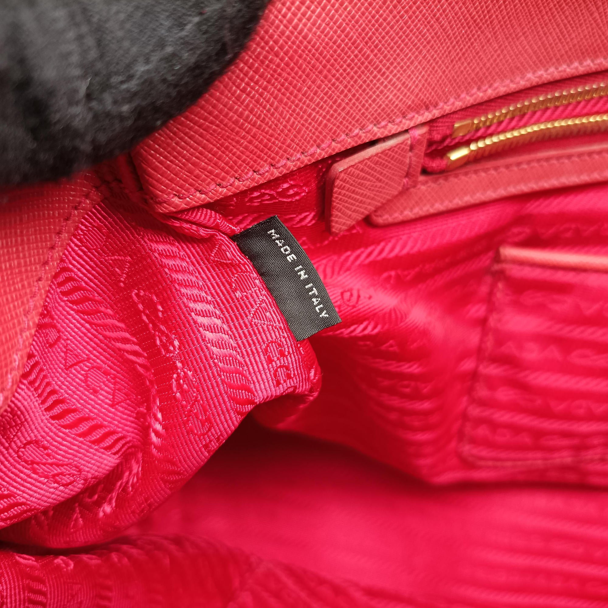 Pre-owned Prada Galleria Red SAFFIANO Leather BN1786 handbag | stylenewstar