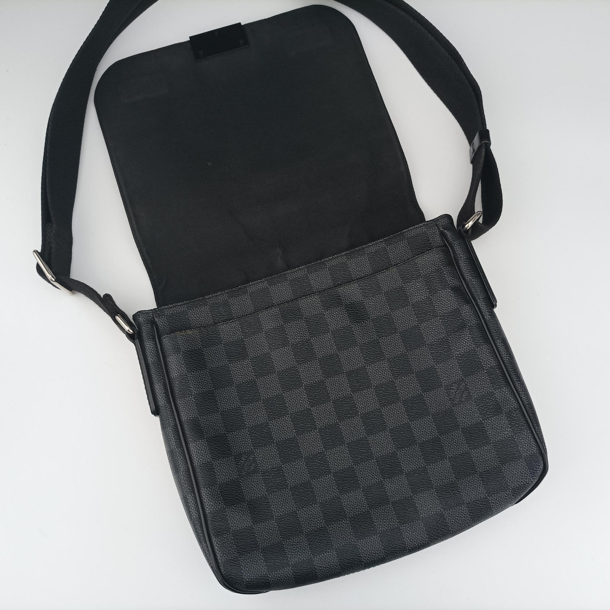 Pre-owned Louis Vuitton District PM Noir Damier GRAPHITE N41260 shoulderbag | stylenewstar