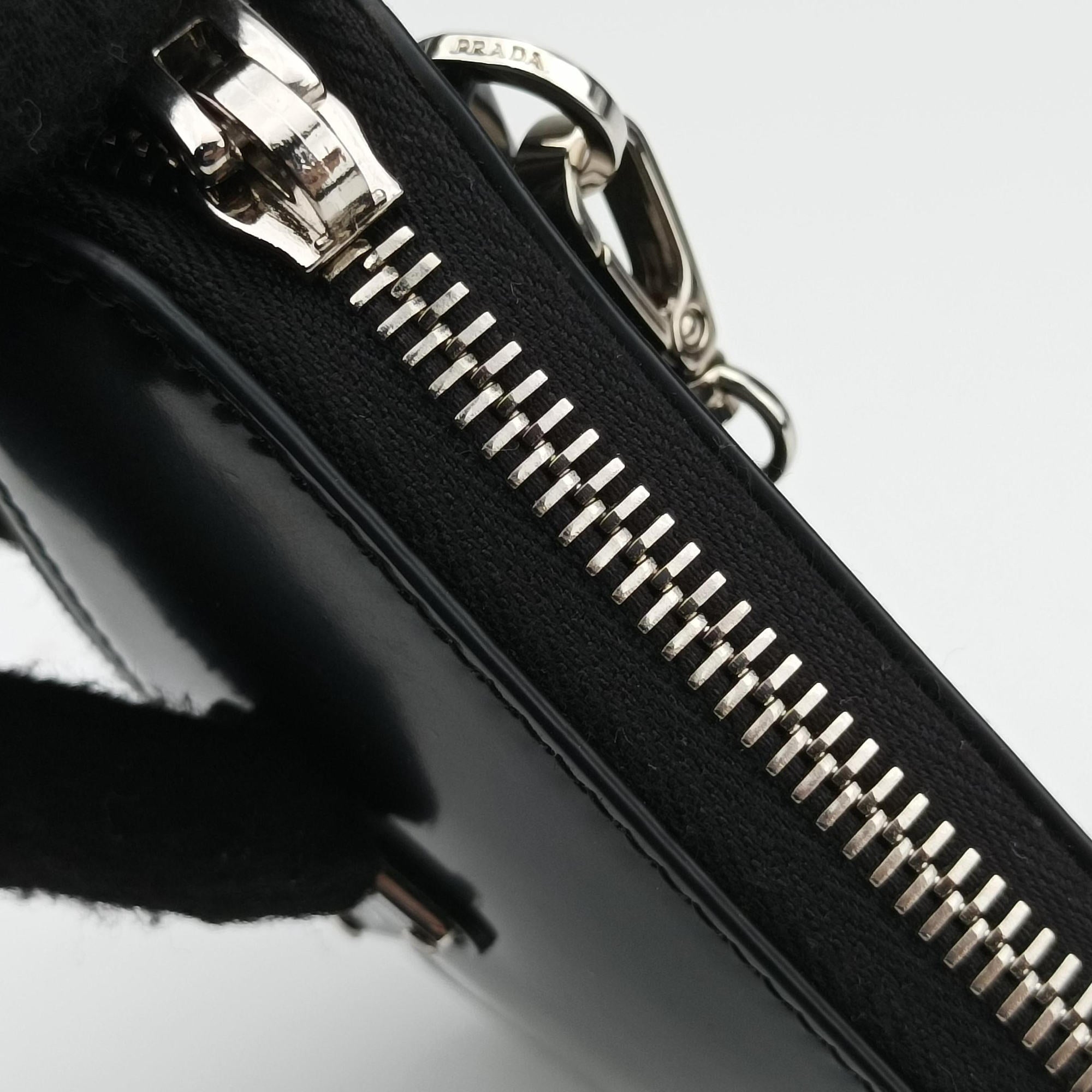 Pre-owned Prada Triangle Chain Pouch Black Leather  shoulderbag | stylenewstar