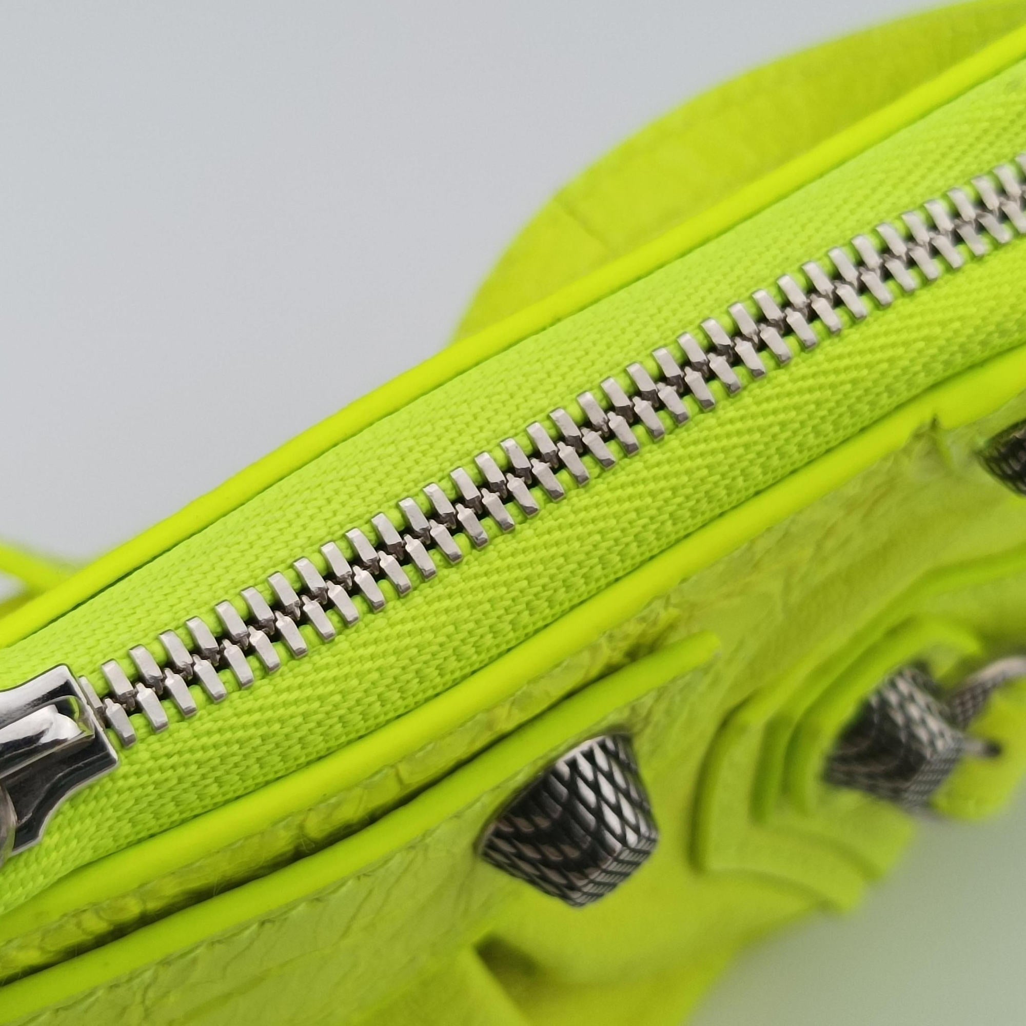 Pre-owned Balenciaga Le Cagole Green lambskin  shoulderbag | stylenewstar