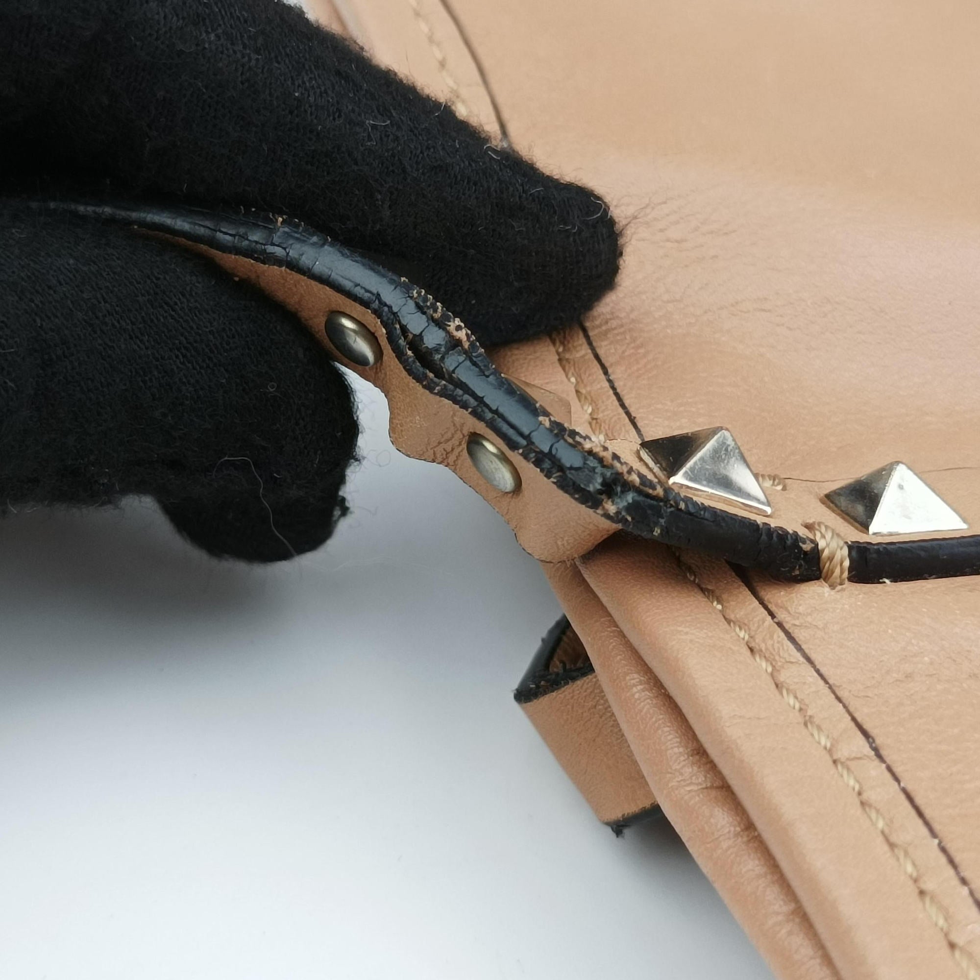 Secondhand Valentino Rockstud tote Beige Leather  handbag | stylenewstar