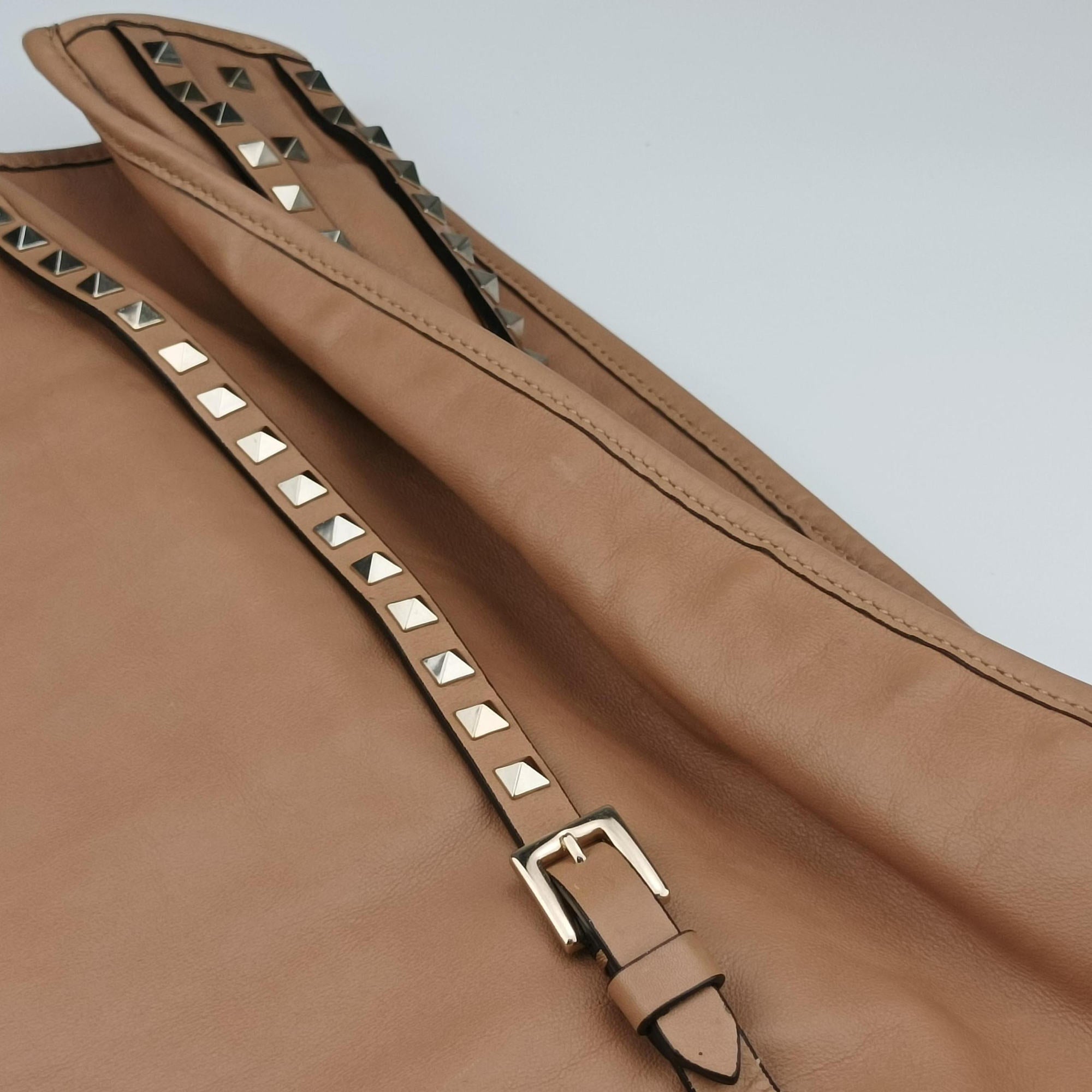 Secondhand Valentino Rockstud tote Beige Leather  handbag | stylenewstar