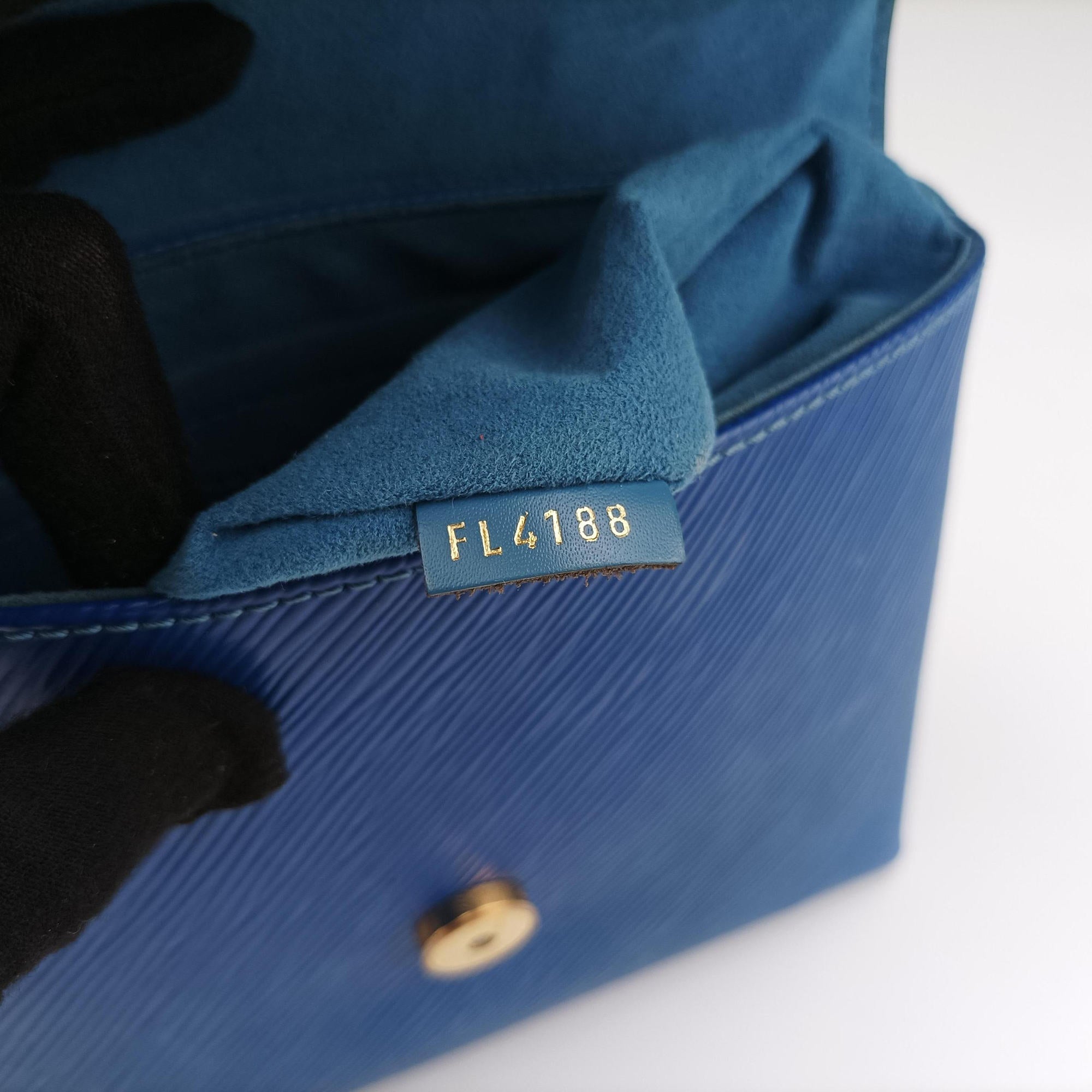 Secondhand Louis Vuitton Locky BB BLEU JEAN Epi M53159 shoulderbag | stylenewstar