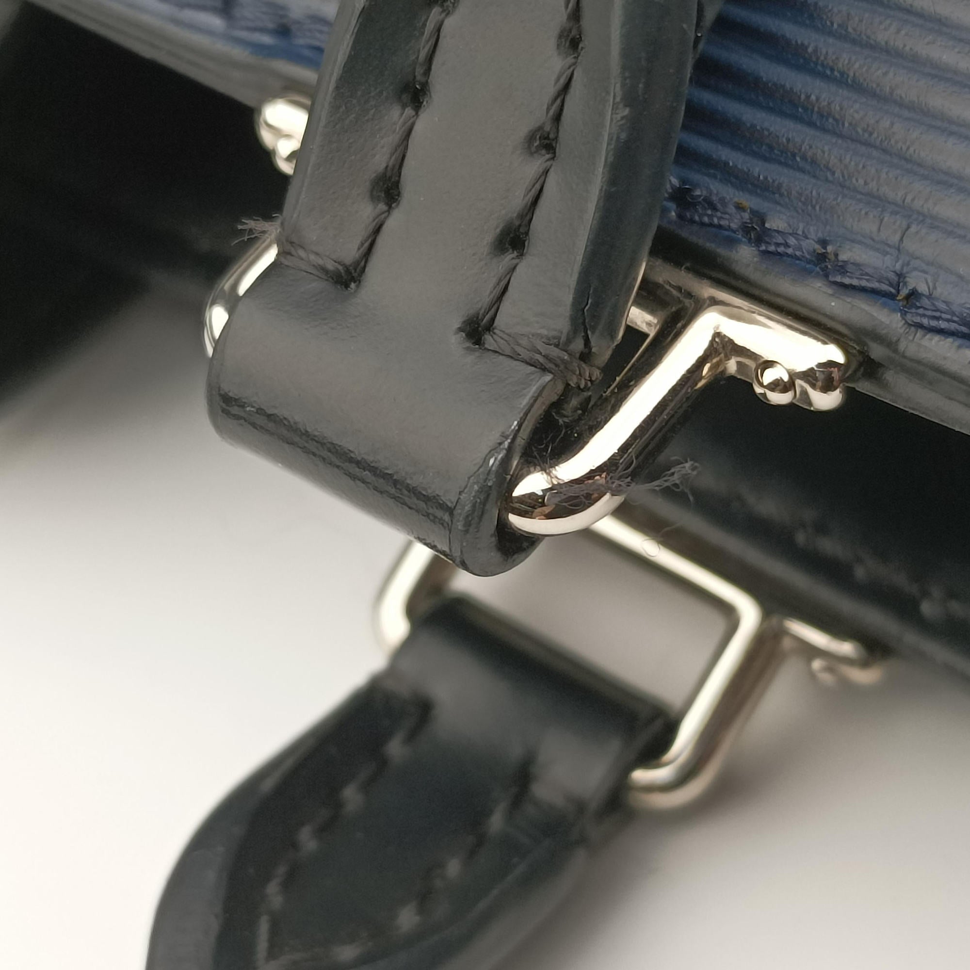 Secondhand Louis Vuitton Clevertal MM Indigo Blue Epi M51328 shoulderbag | stylenewstar