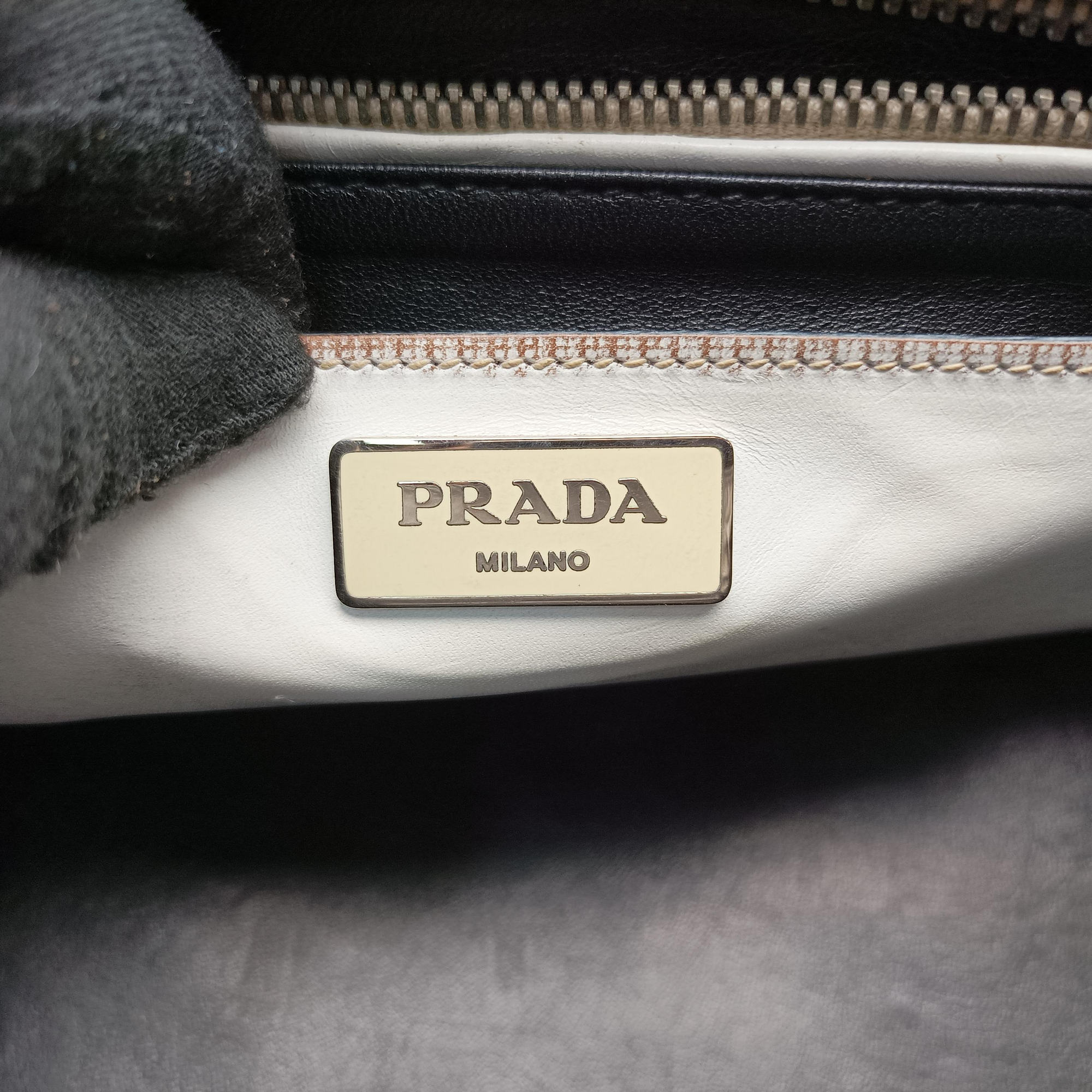 Pre-owned Prada Vitello Vintage Studded Sound White Leather  shoulderbag | stylenewstar