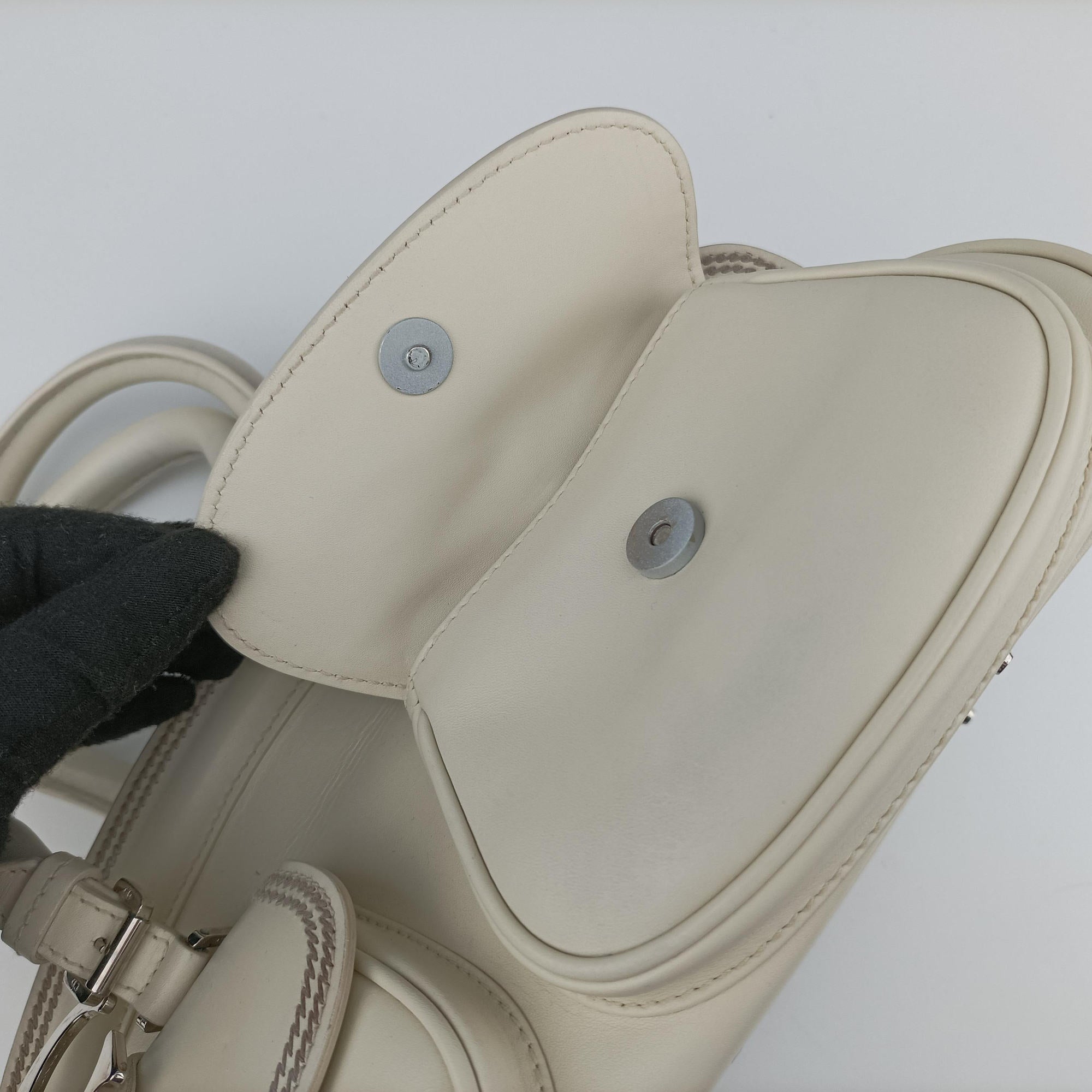 Pre-owned Christian Dior Detective White leather  handbag | stylenewstar