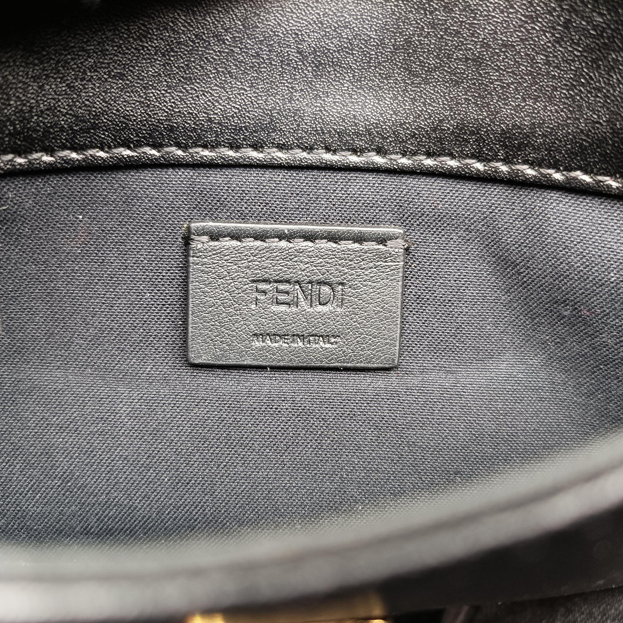 Pre-owned Fendi Kan I logo Black Leather 8M0346 shoulderbag | stylenewstar