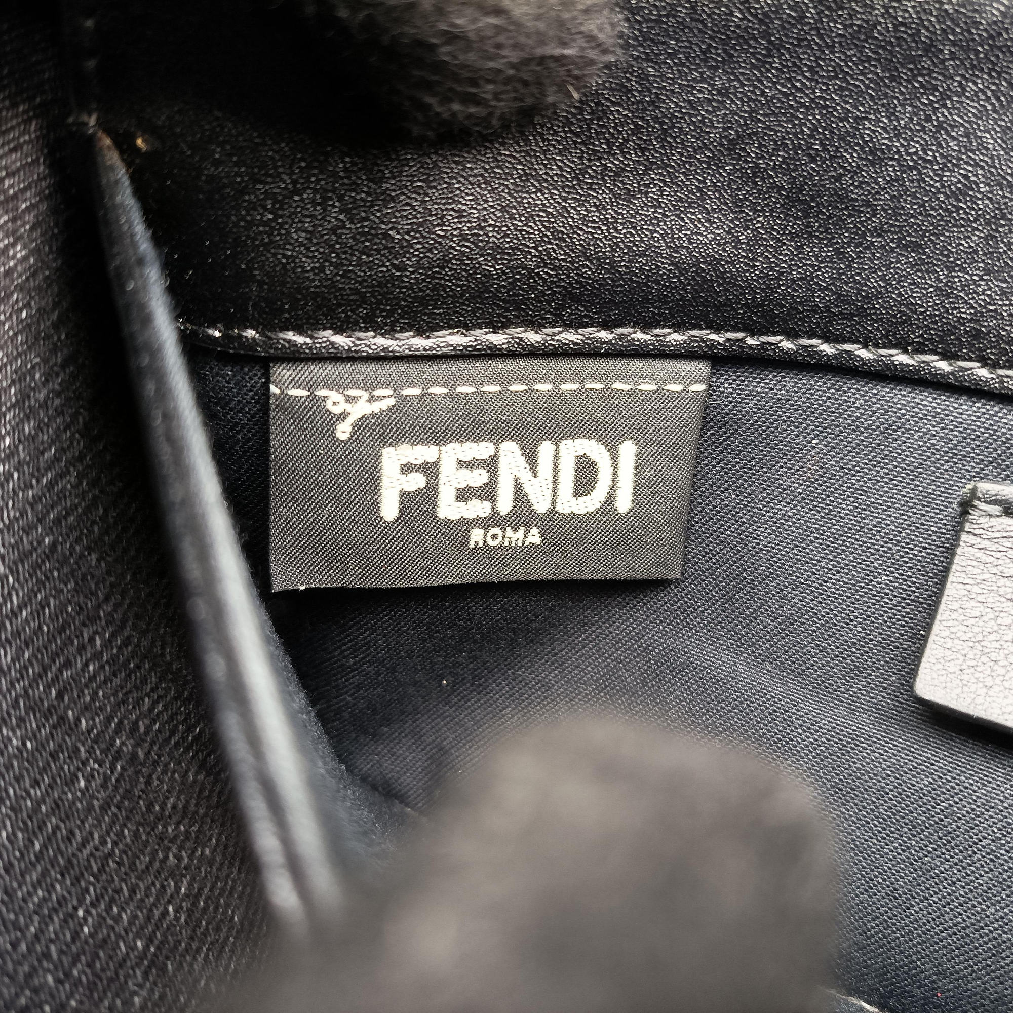 Pre-owned Fendi Kan I logo Black Leather 8M0346 shoulderbag | stylenewstar