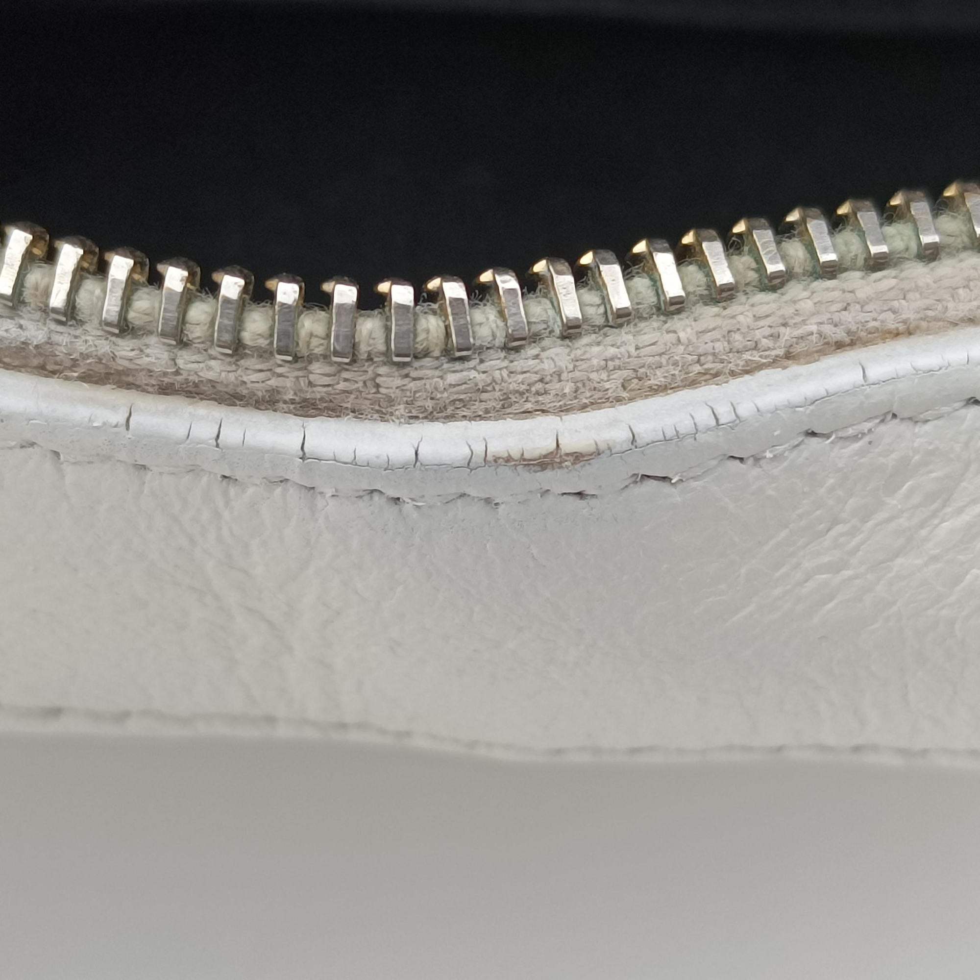 Vintage Yves Saint Laurent VICKY camera White lambskin 555052 shoulderbag | stylenewstar