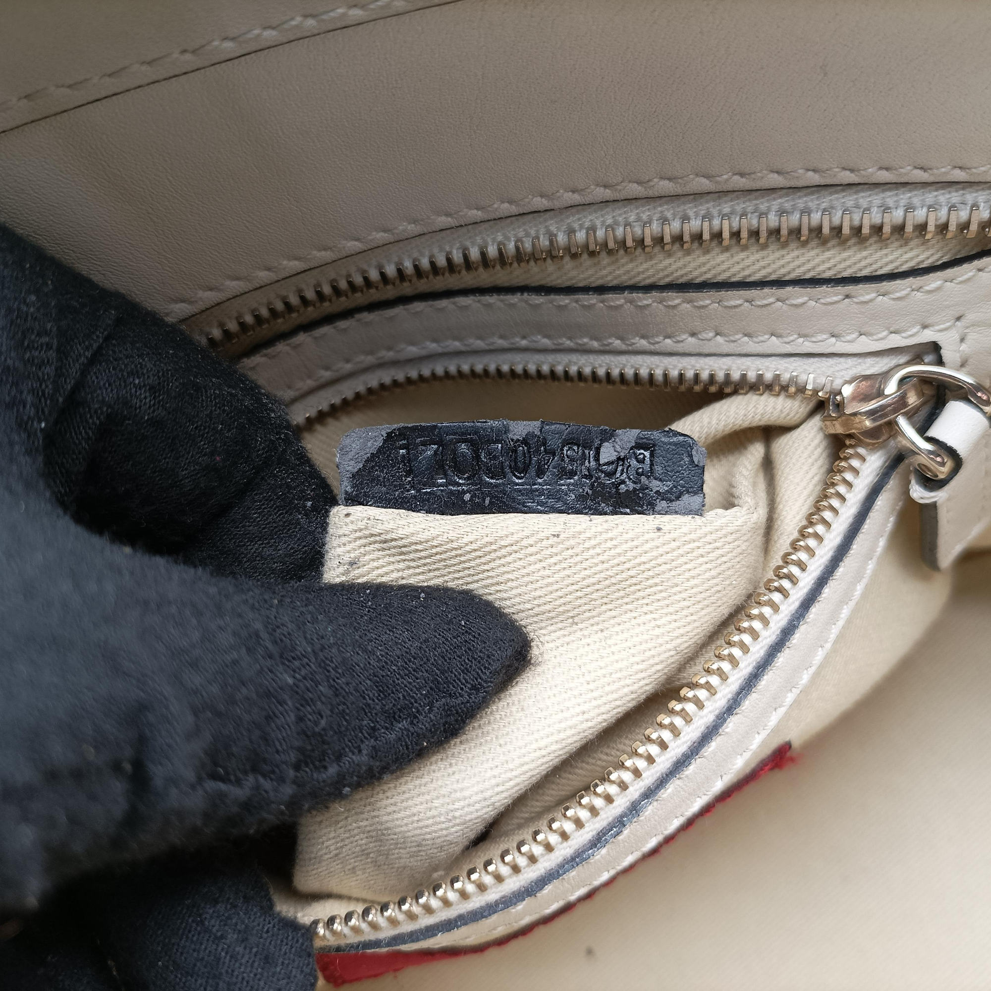 Pre-owned Valentino ROCKSTUD White Leather  shoulderbag | stylenewstar