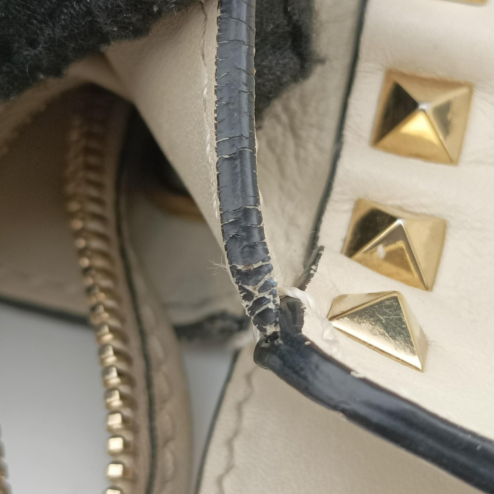 Pre-owned Valentino ROCKSTUD White Leather  shoulderbag | stylenewstar