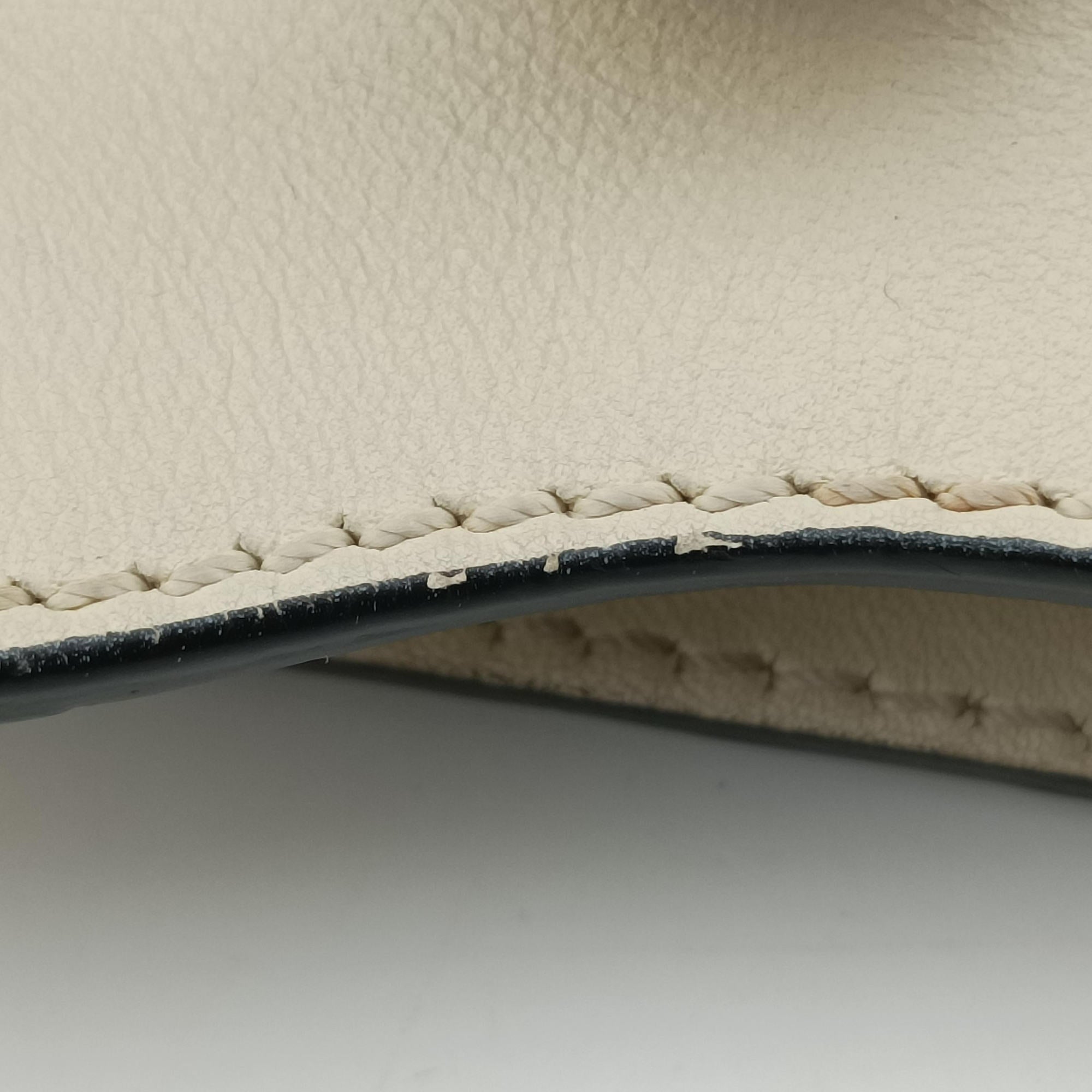 Pre-owned Valentino ROCKSTUD White Leather  shoulderbag | stylenewstar