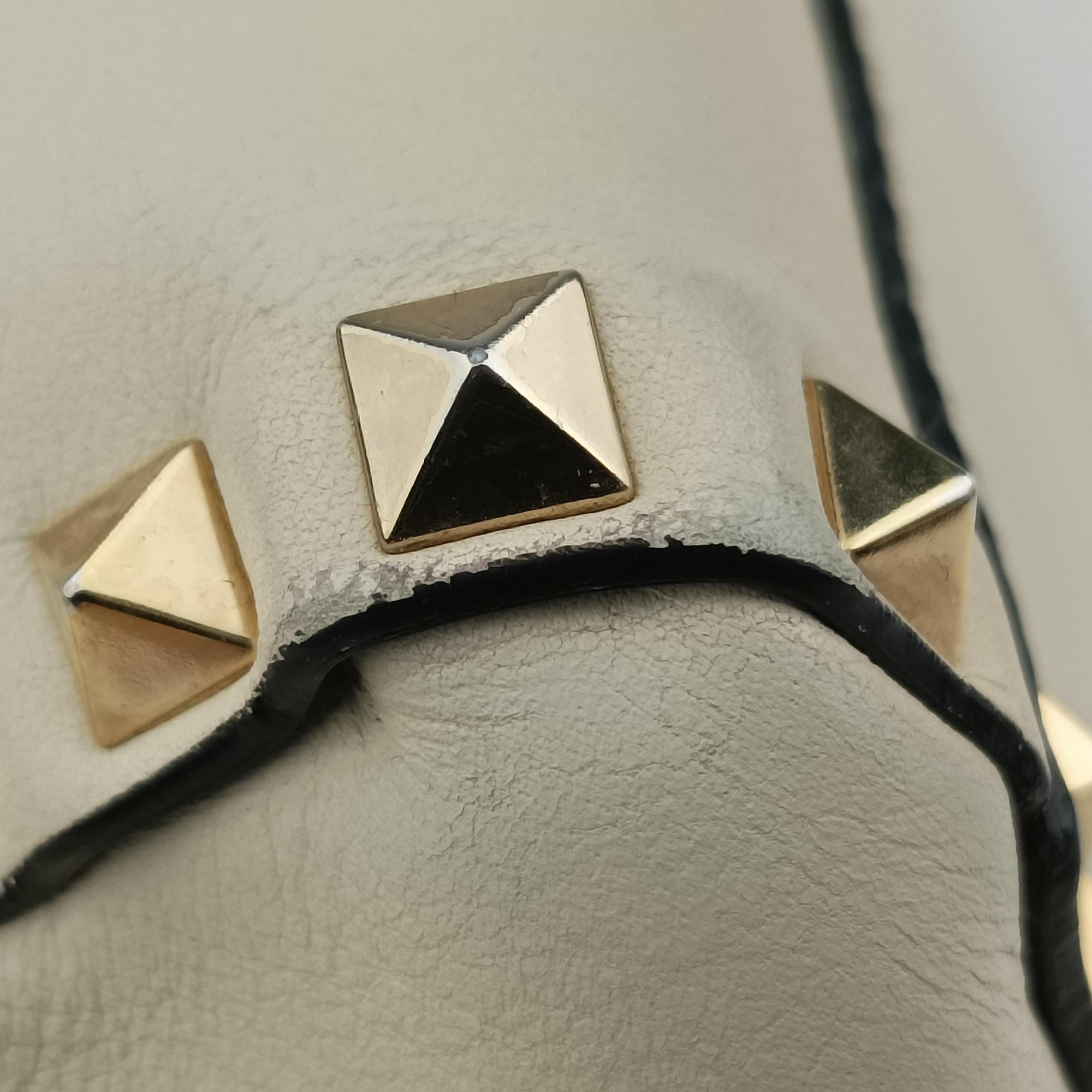 Pre-owned Valentino ROCKSTUD White Leather  shoulderbag | stylenewstar