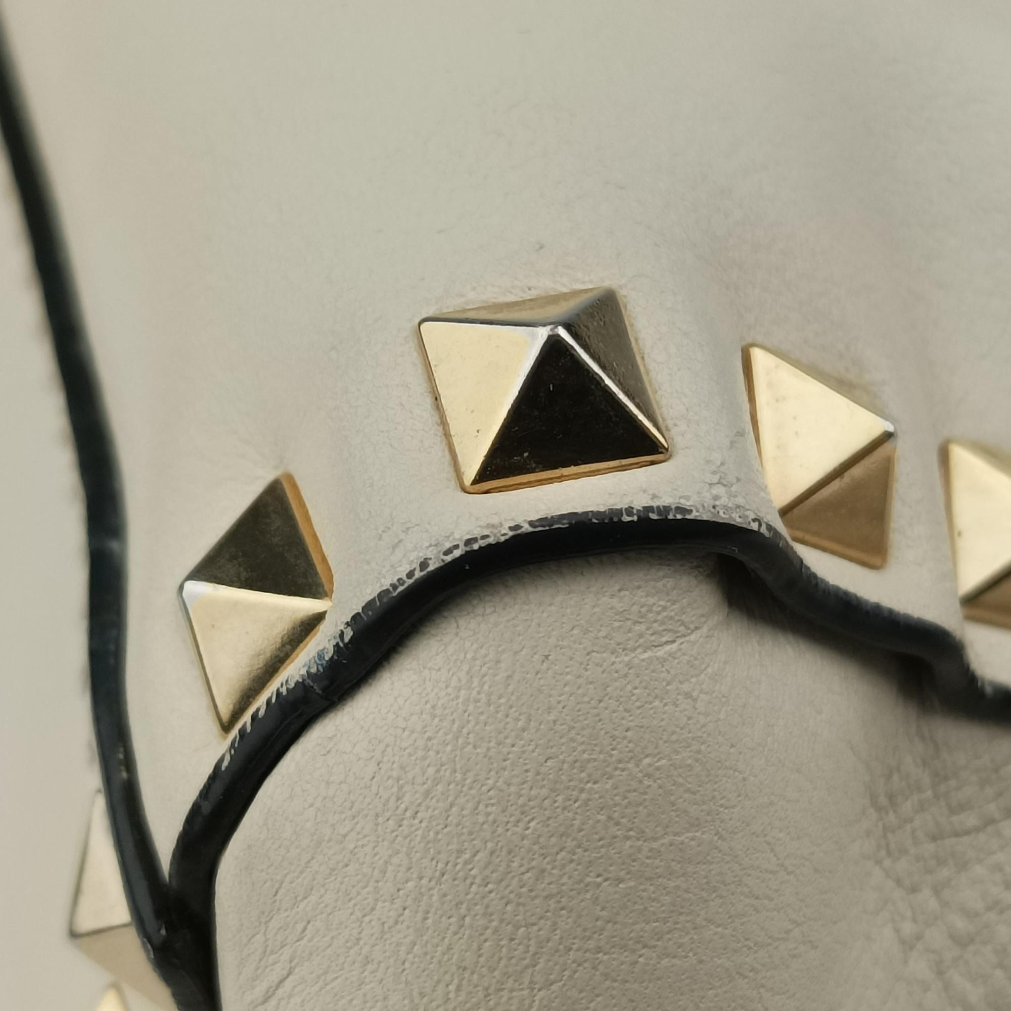 Pre-owned Valentino ROCKSTUD White Leather  shoulderbag | stylenewstar