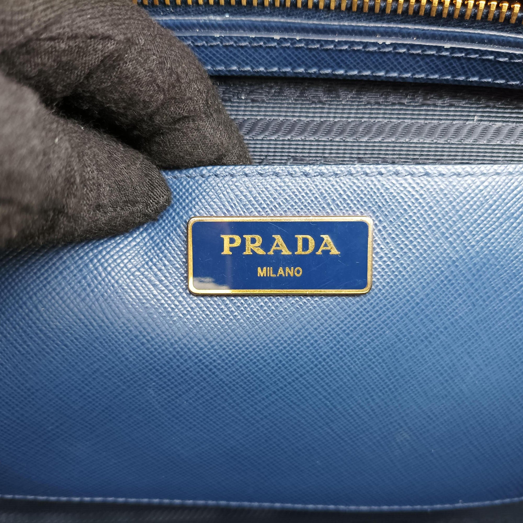 Pre-owned Prada Bi-Color Zip Front Pocket Blue SAFFIANO Leather BN2674 shoulderbag | stylenewstar
