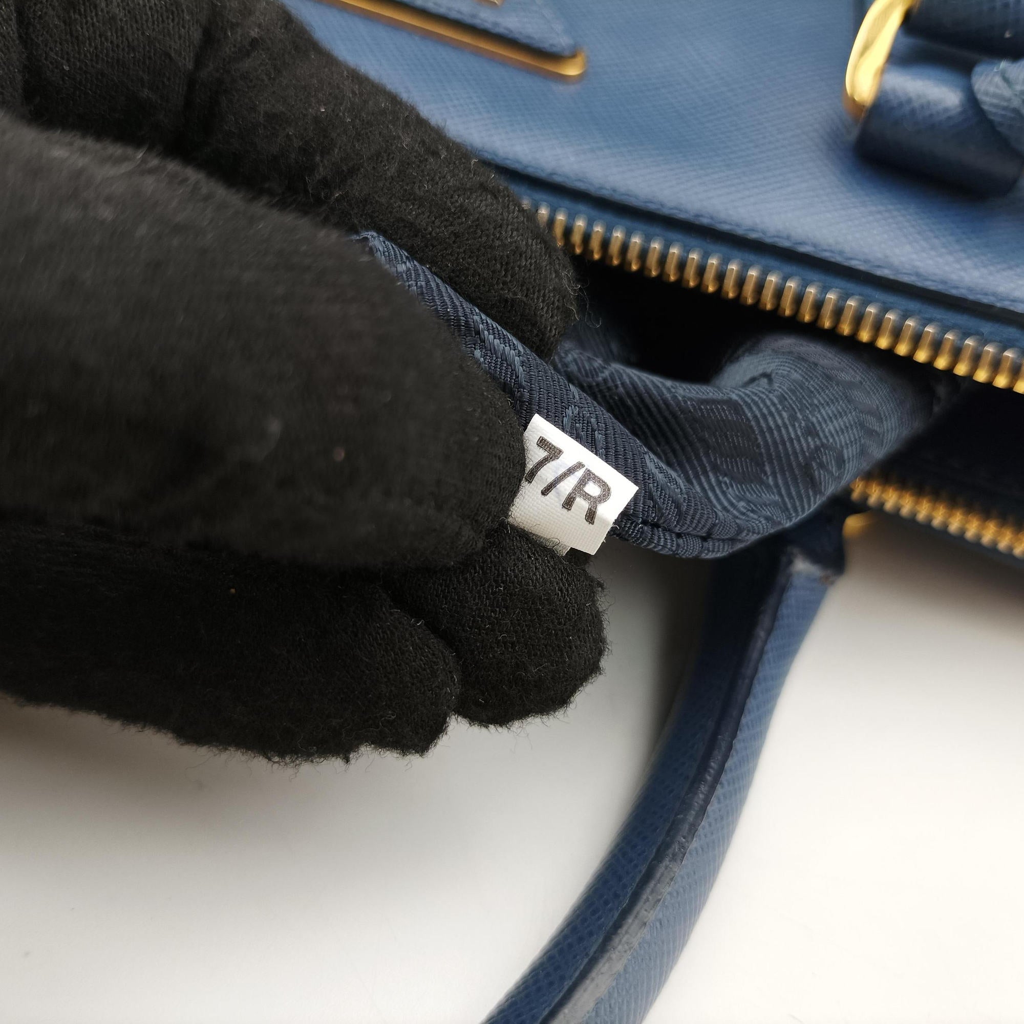 Pre-owned Prada Bi-Color Zip Front Pocket Blue SAFFIANO Leather BN2674 shoulderbag | stylenewstar