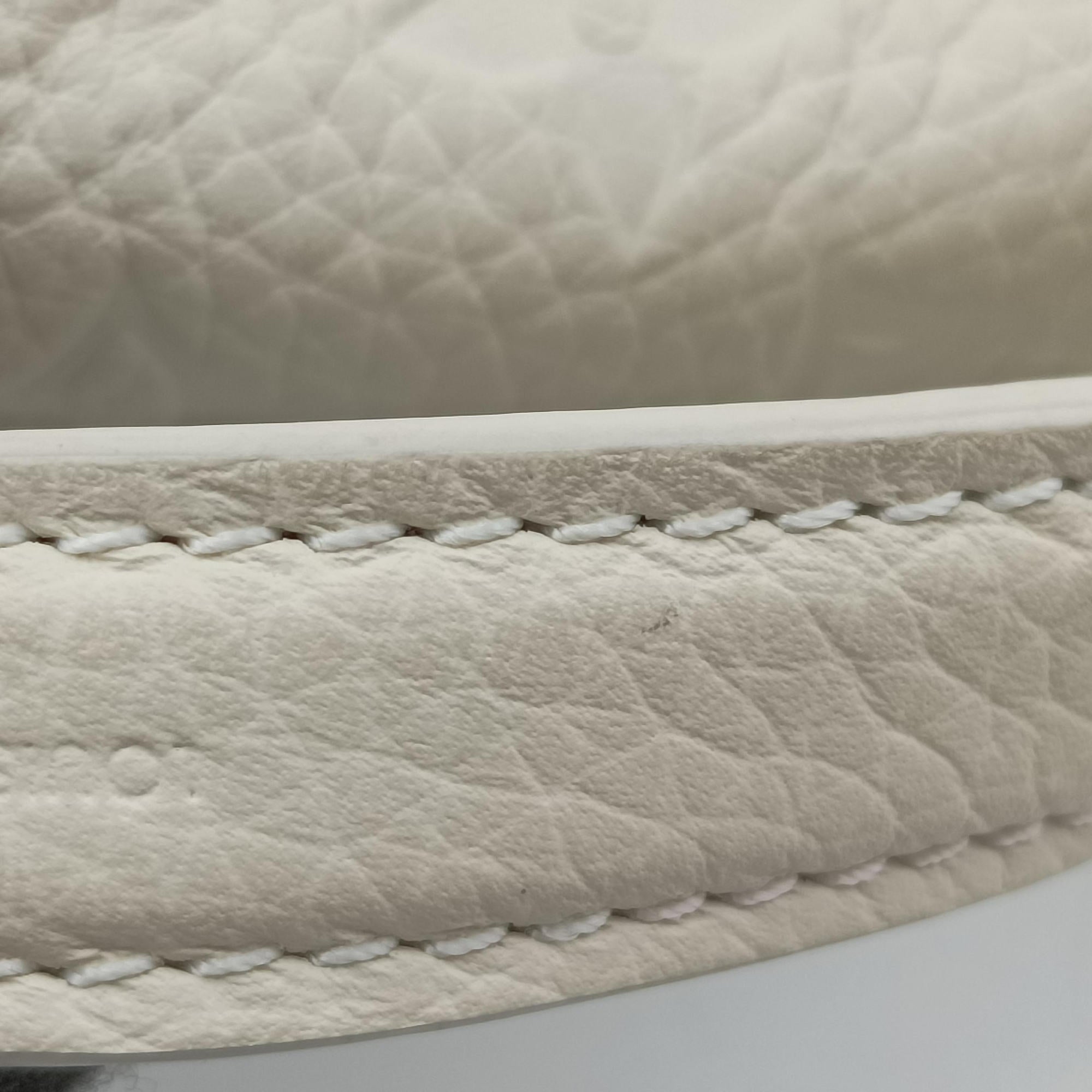 Pre-owned Louis Vuitton Triangle Messenger white Taurillon leather M55927 shoulderbag | stylenewstar