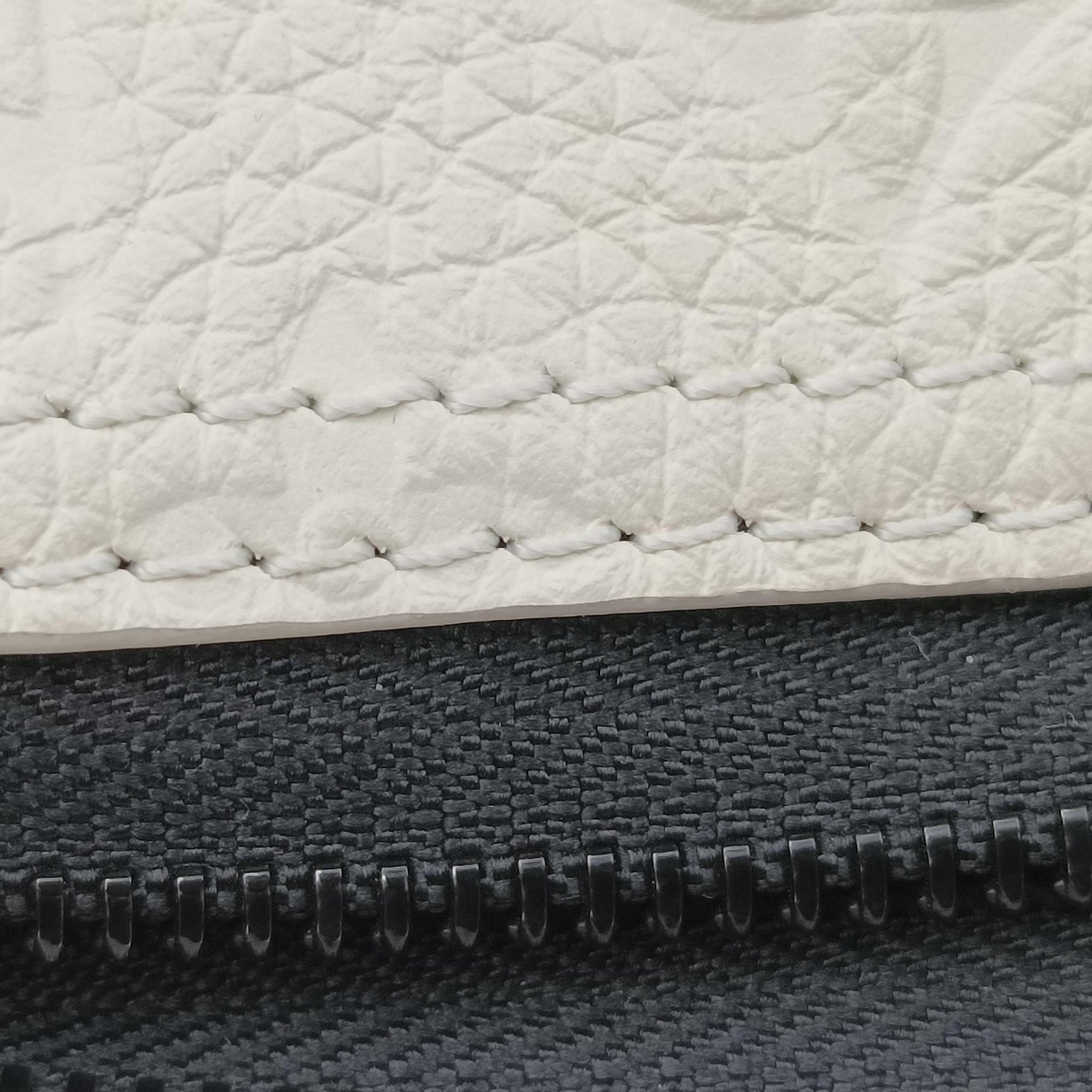 Pre-owned Louis Vuitton Triangle Messenger white Taurillon leather M55927 shoulderbag | stylenewstar