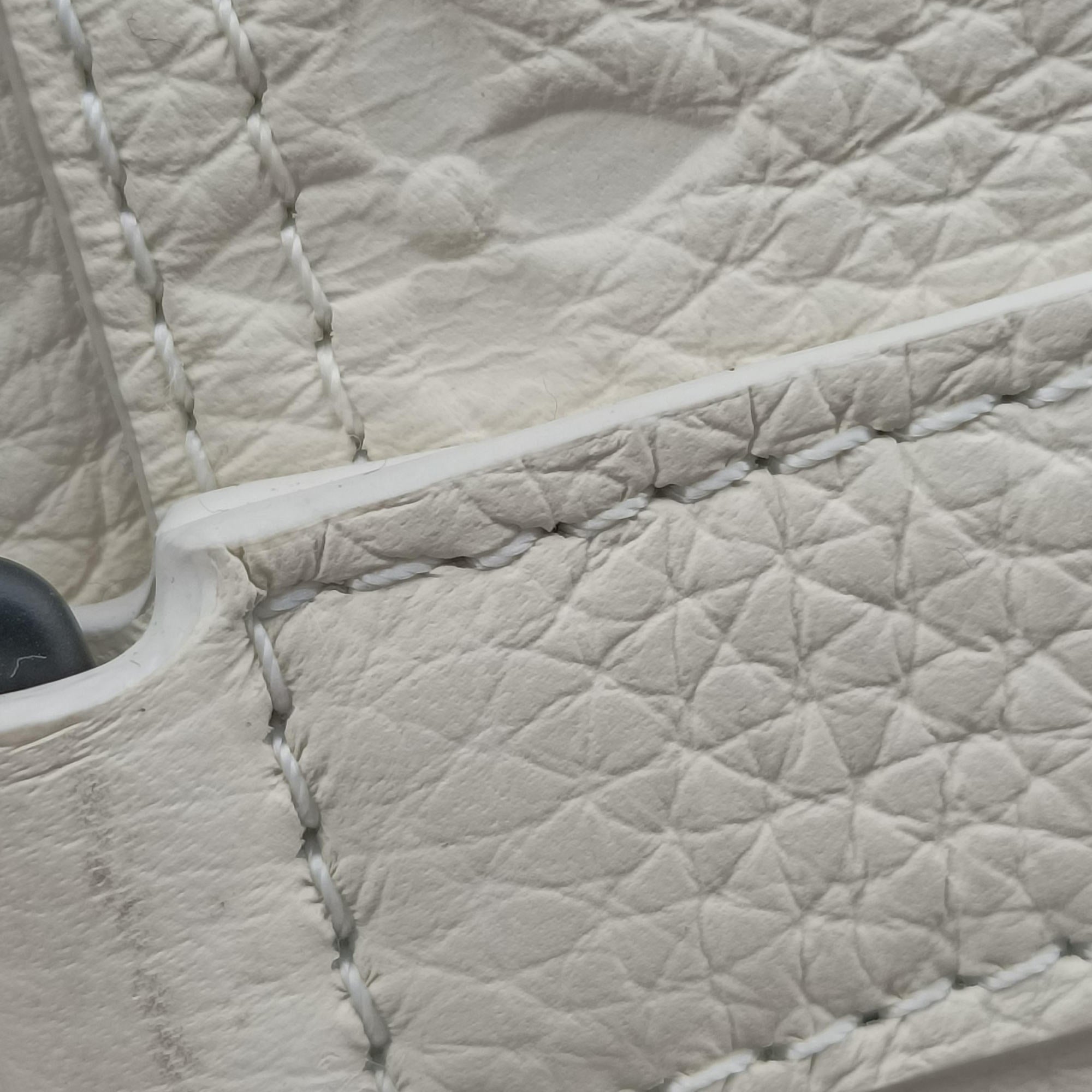 Pre-owned Louis Vuitton Triangle Messenger white Taurillon leather M55927 shoulderbag | stylenewstar