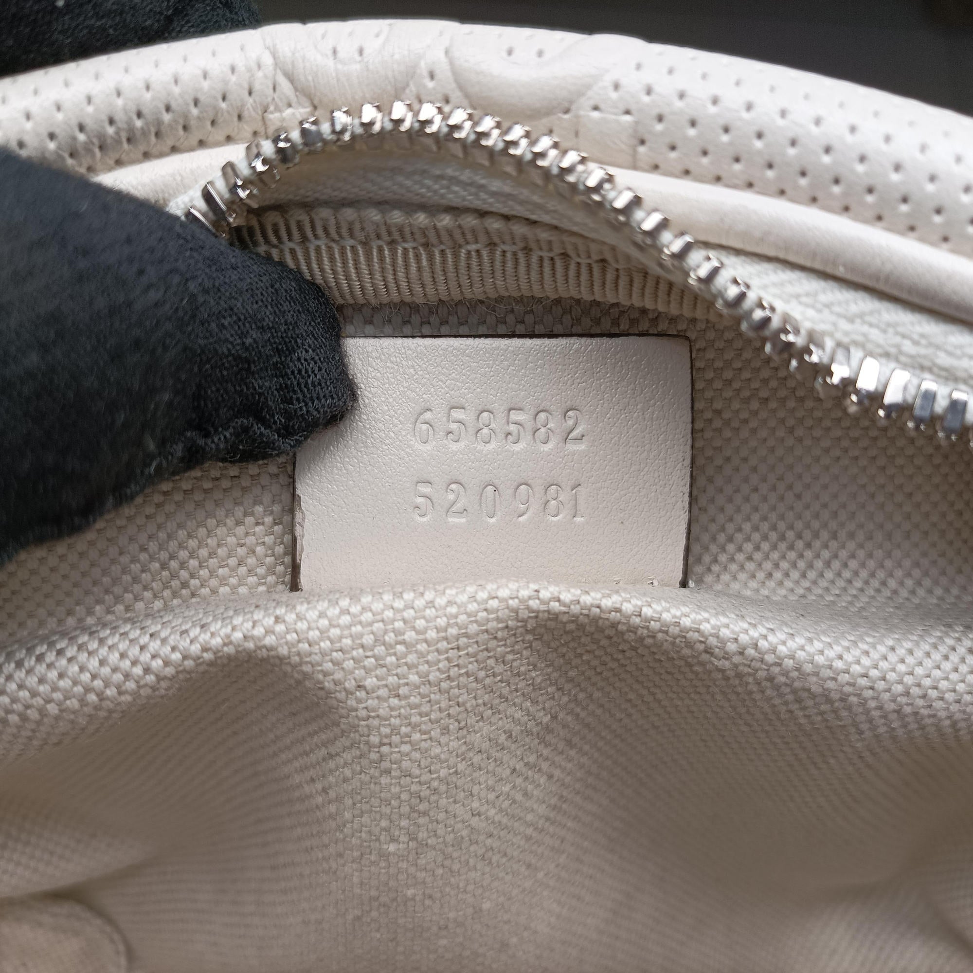 Vintage Gucci GG emboss White Leather 658582 bum bag/waist bag | stylenewstar