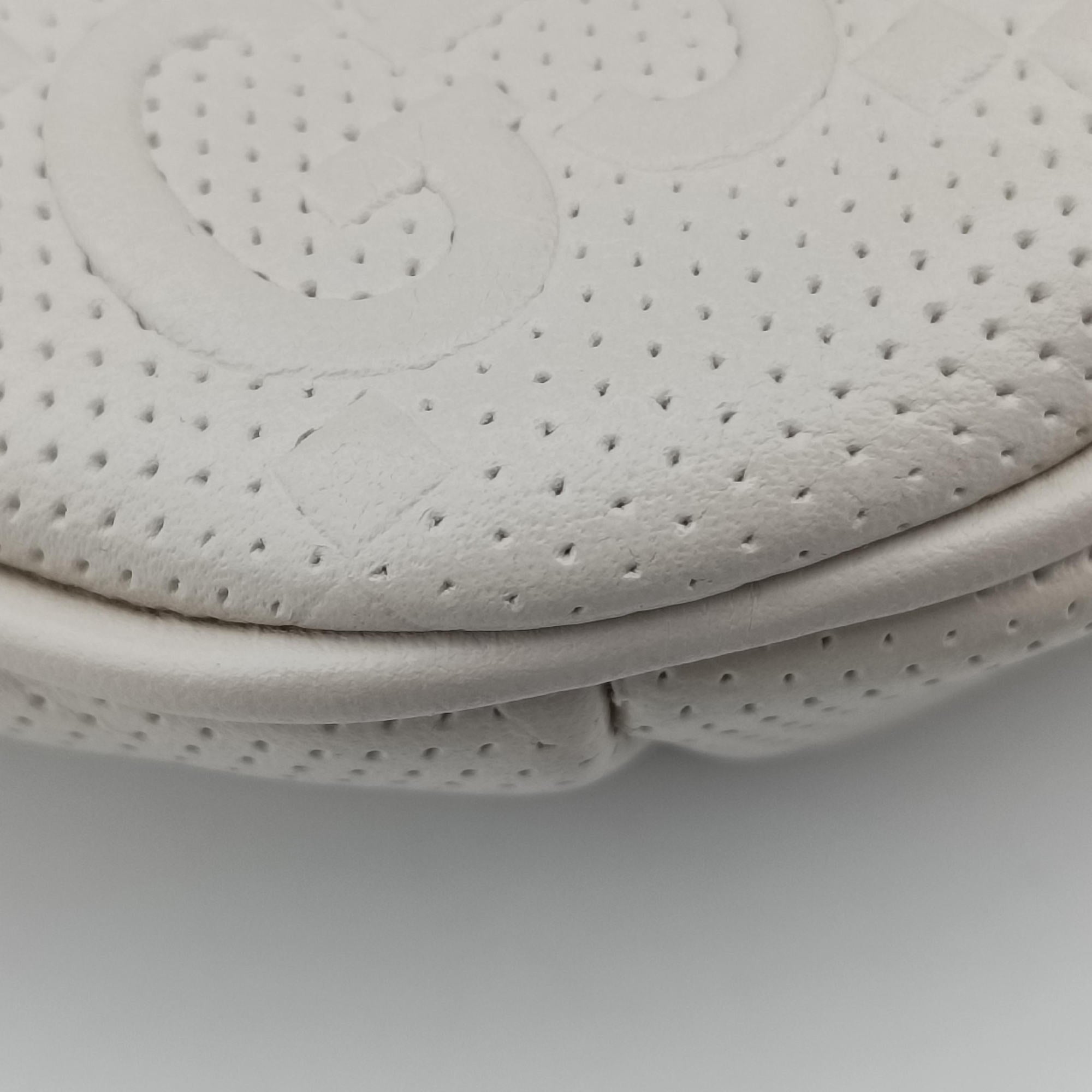 Vintage Gucci GG emboss White Leather 658582 bum bag/waist bag | stylenewstar