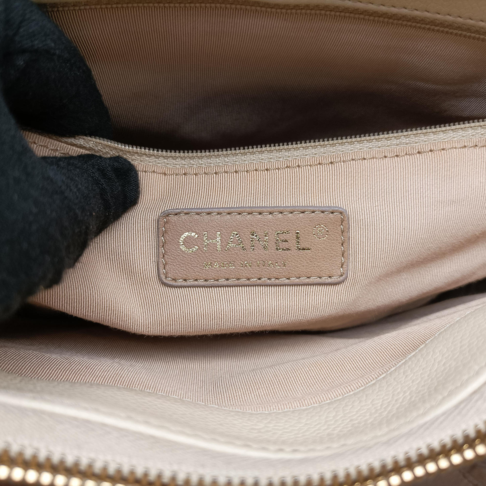 Pre-owned Chanel Matelasse Cocomark GST Beige caviar skin A50995 handbag | stylenewstar