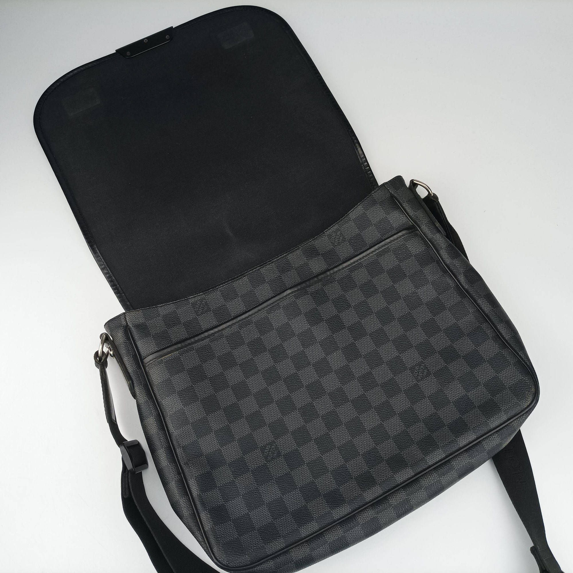 Pre-owned Louis Vuitton DANIEL MM Noir Damier GRAPHITE N58029 shoulderbag | stylenewstar