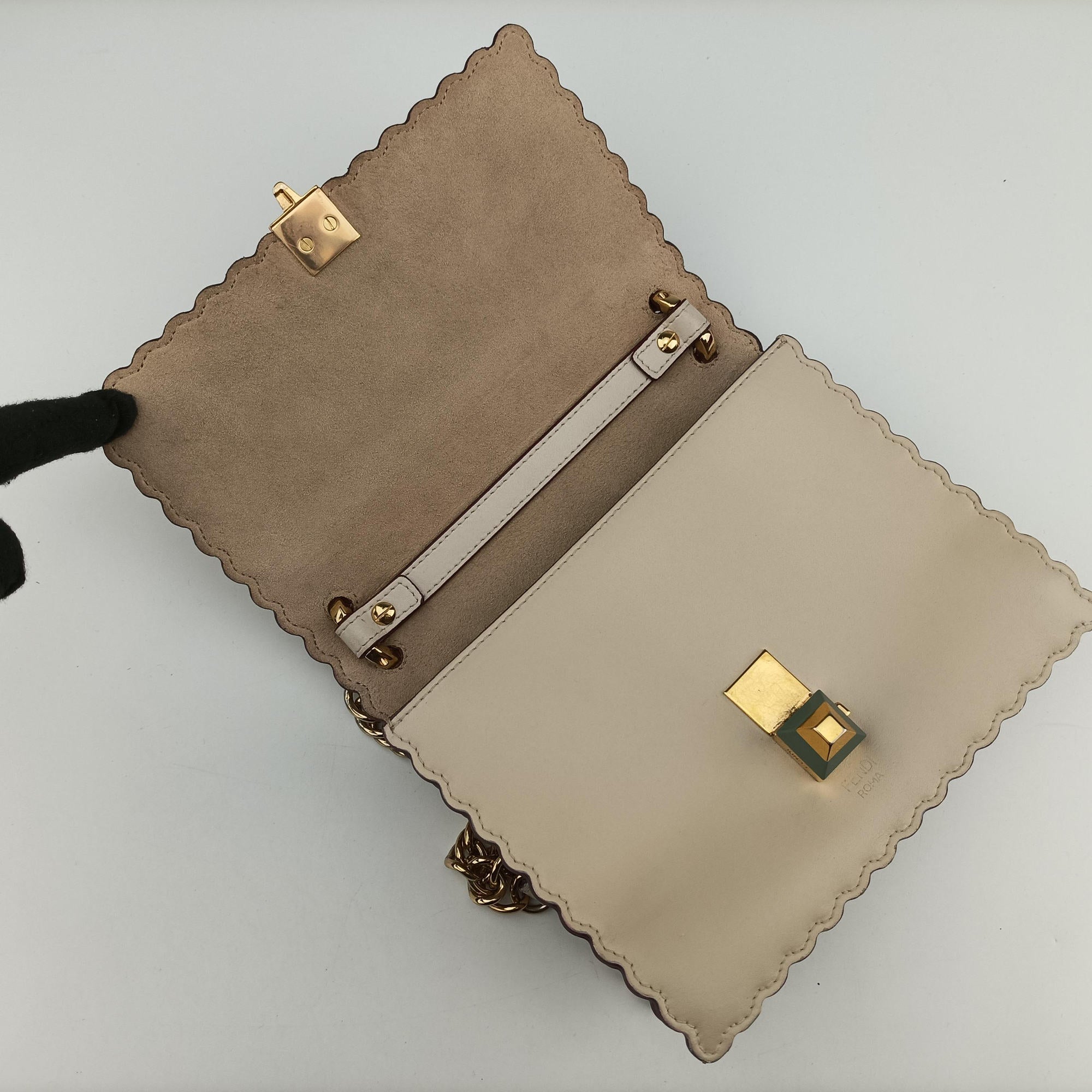 Pre-owned Fendi Kan I beige Leather 8M0381 shoulderbag | stylenewstar
