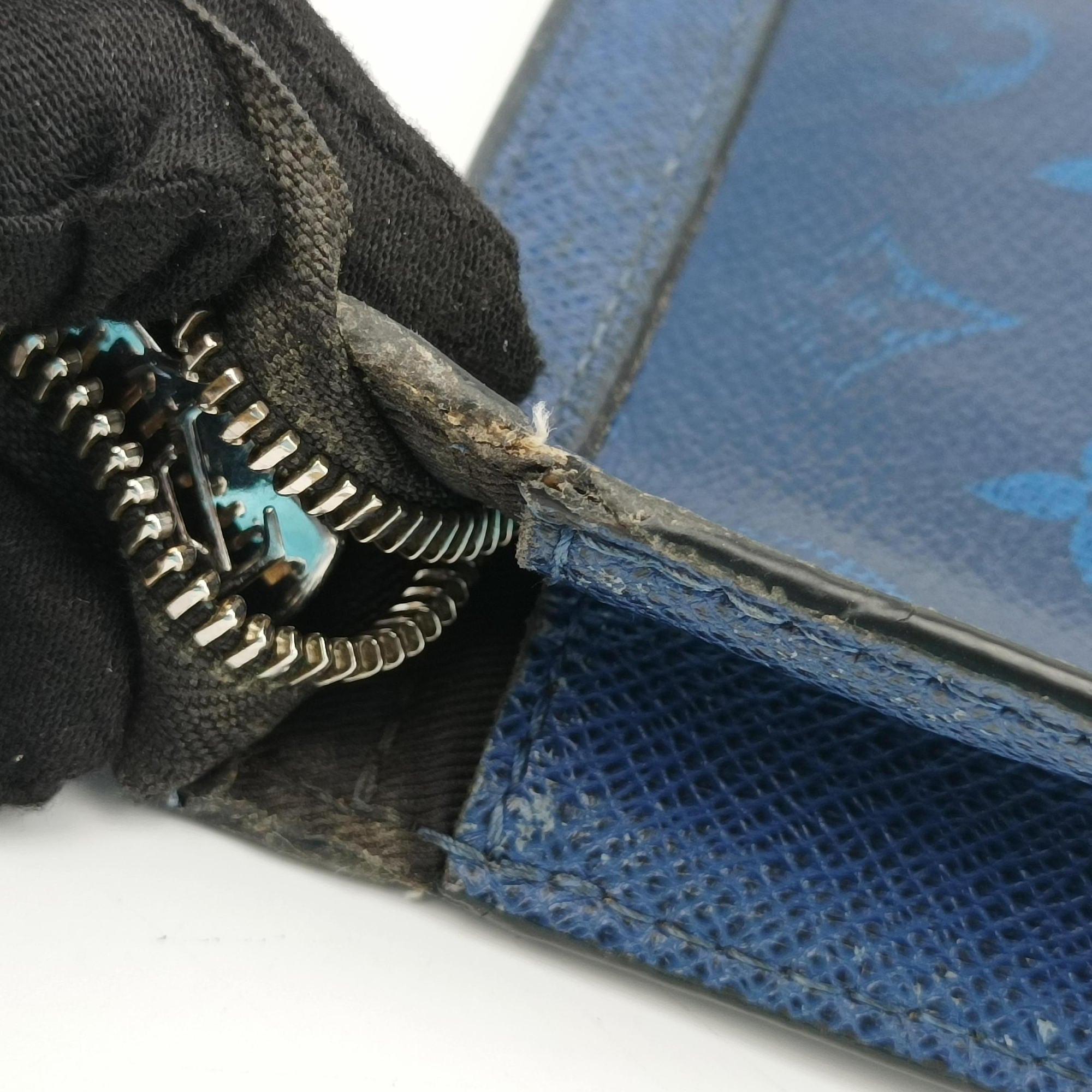 Pre-owned Louis Vuitton Taigarama Pochette Voyage MM Cobalt × Pacific Blue Taiga Leather × Canvas M30423 clutchbag | stylenewstar